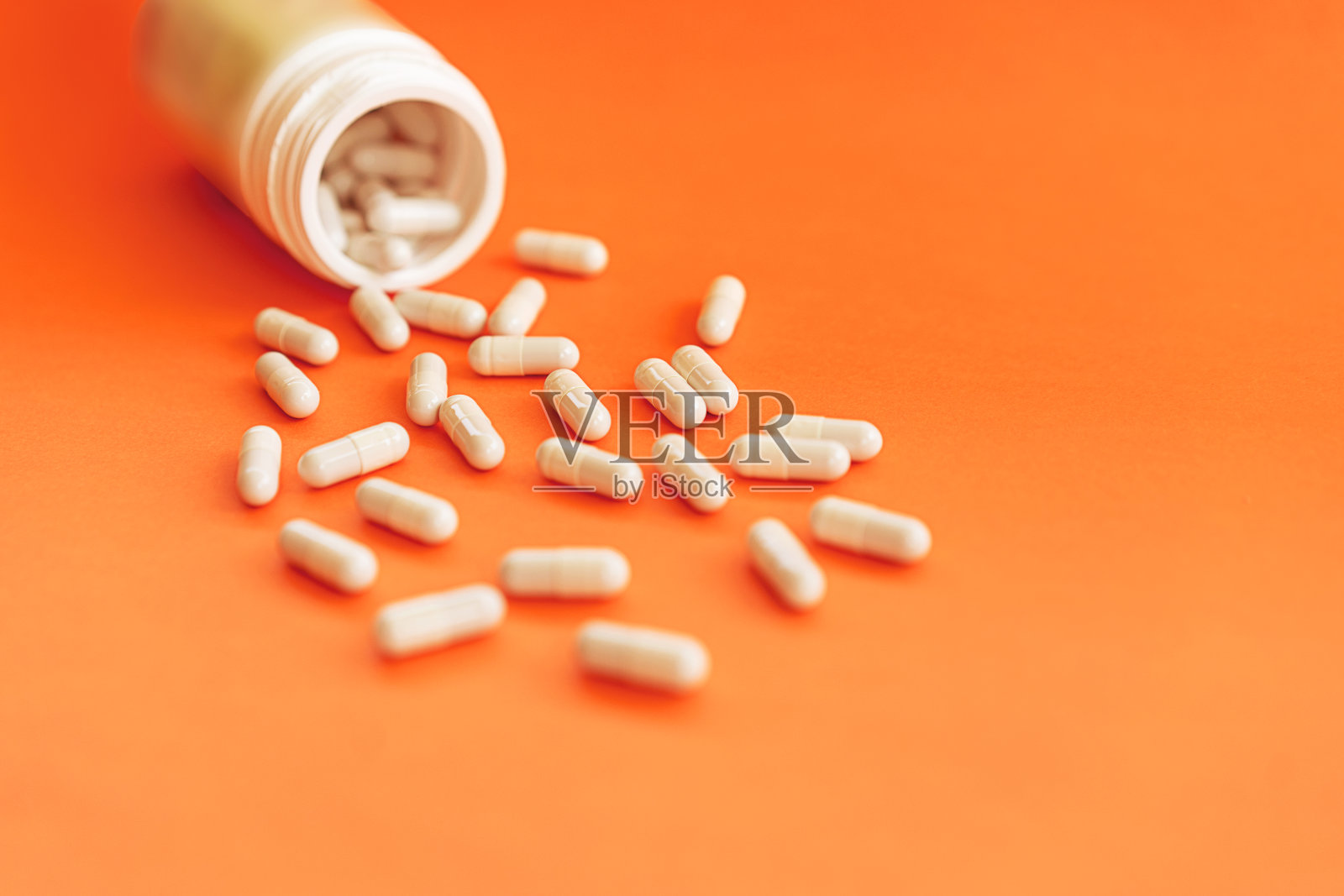 草胶囊。草本营养补充剂。照片摄影图片