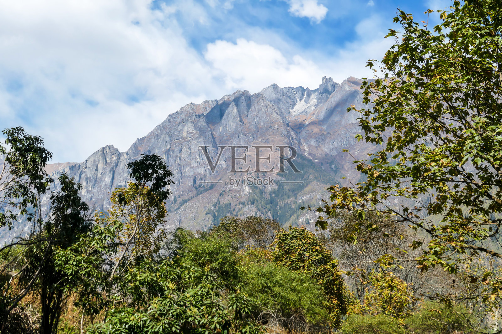 Chame -喜马拉雅贫瘠山坡上的遥远景色照片摄影图片