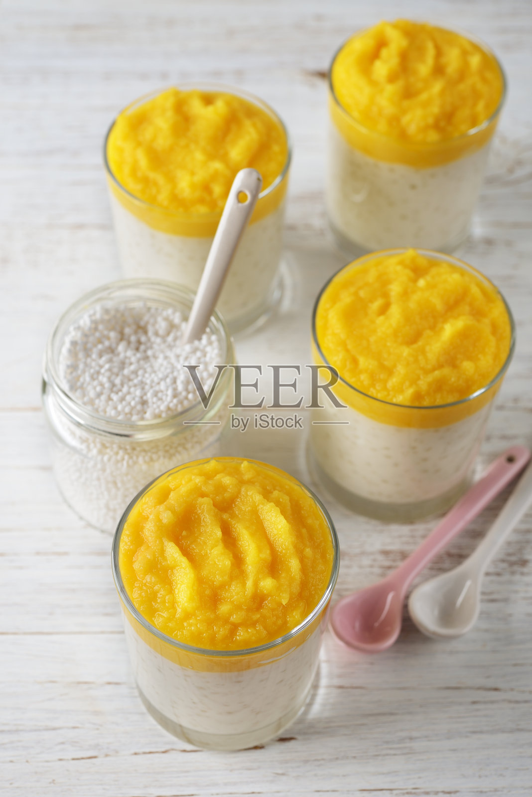 木薯布丁配芒果泥照片摄影图片