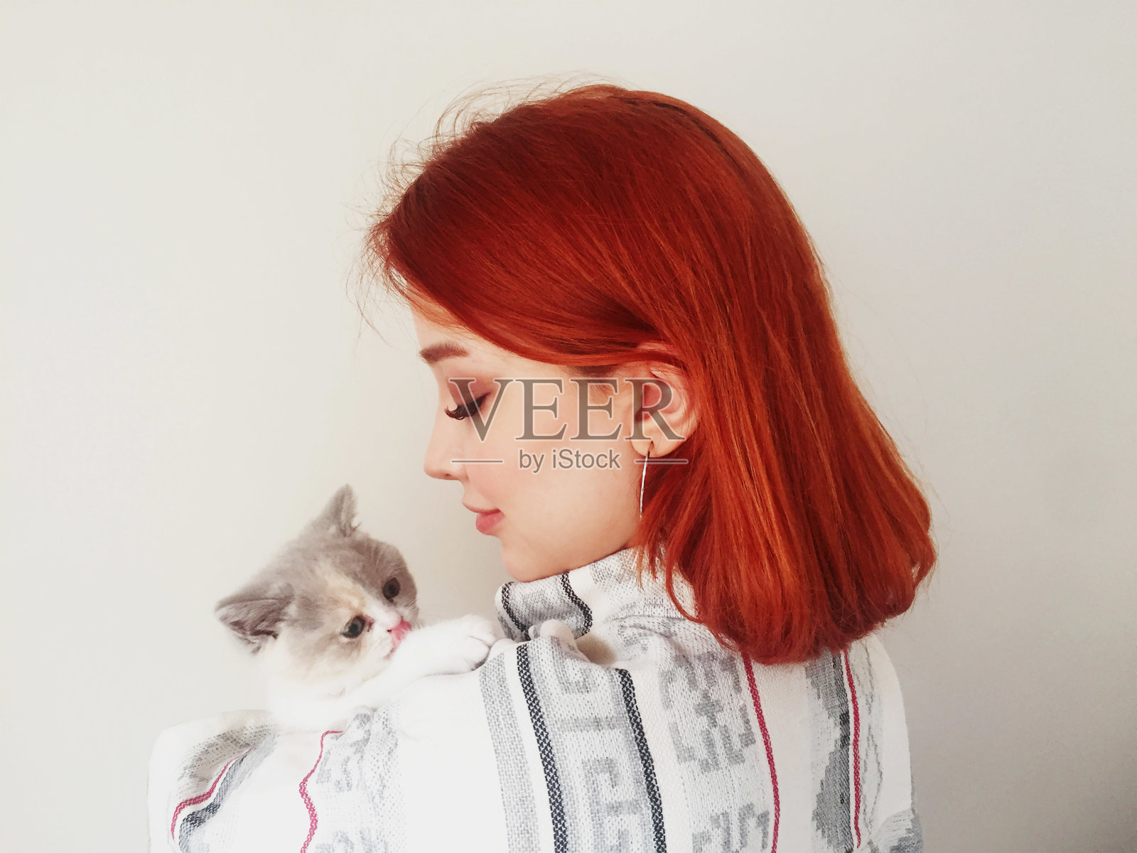 猫和女孩照片摄影图片