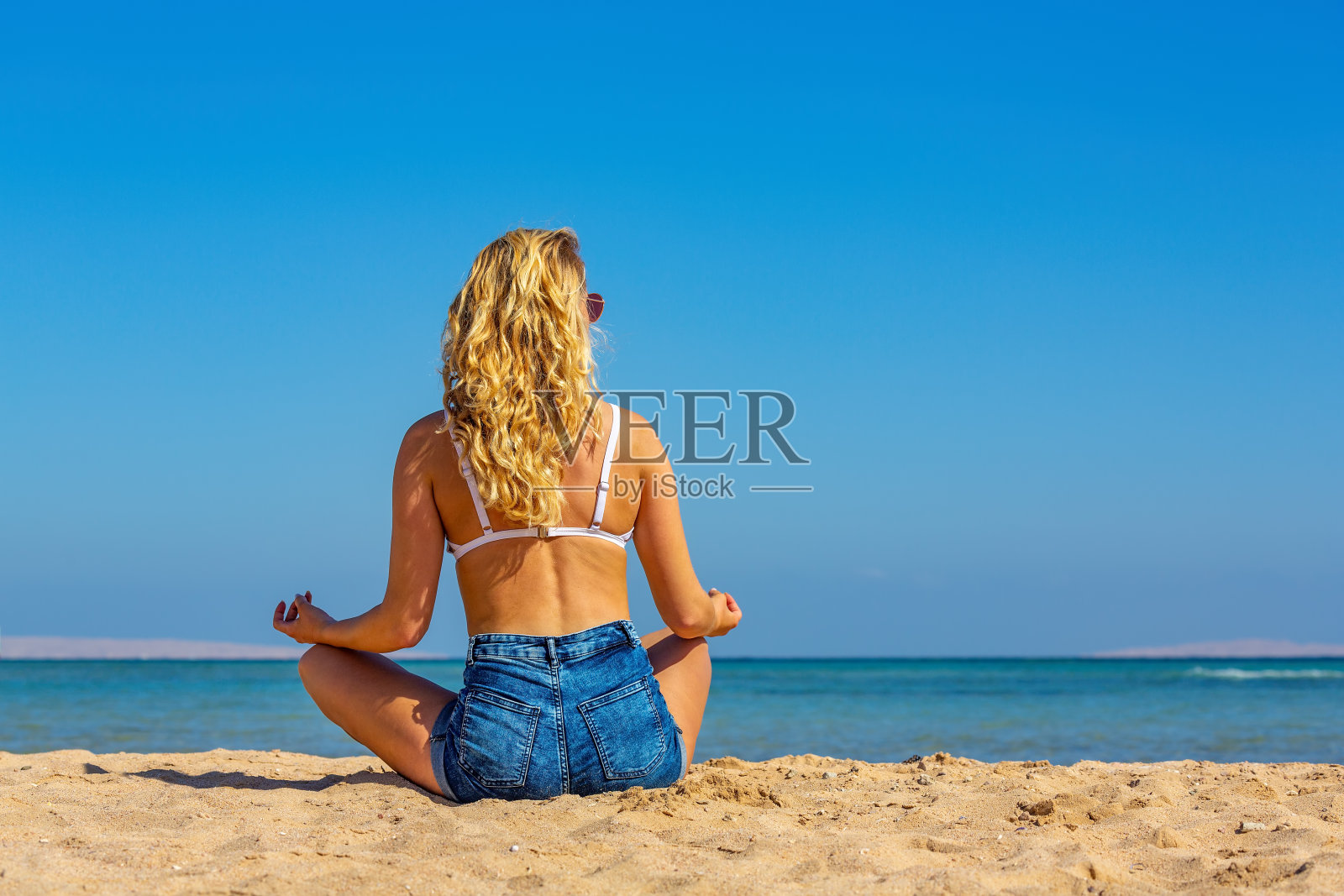 金发女人在埃及海滩上沉思照片摄影图片