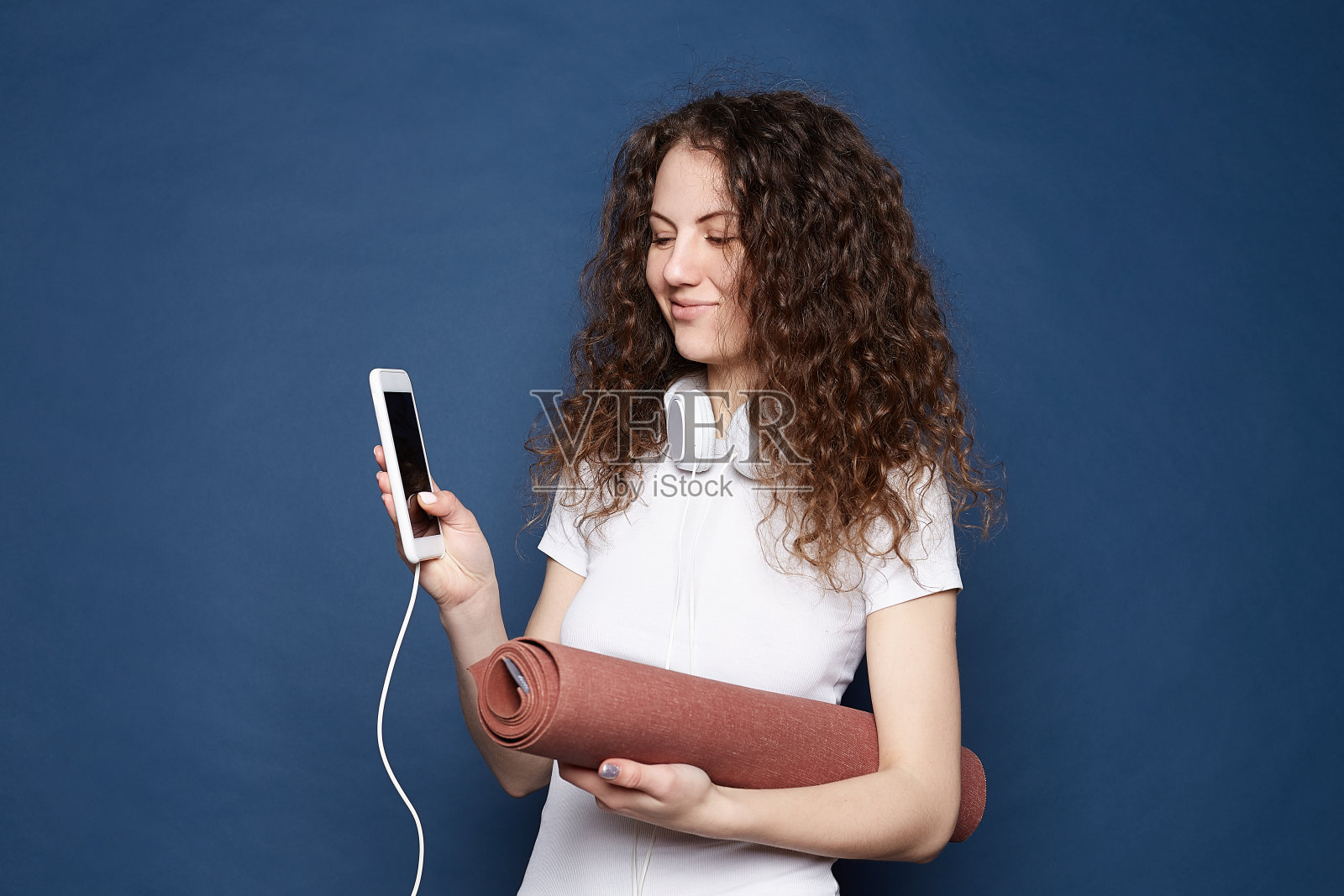 女子室内测试新的运动应用照片摄影图片