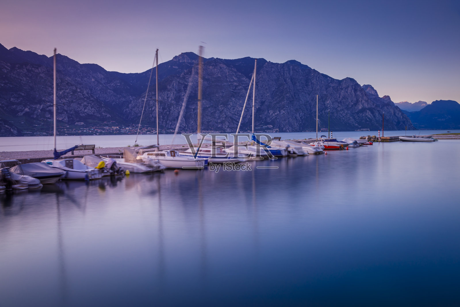 意大利马尔切辛附近加尔达湖和特伦蒂诺阿尔卑斯山上的游艇和帆船照片摄影图片