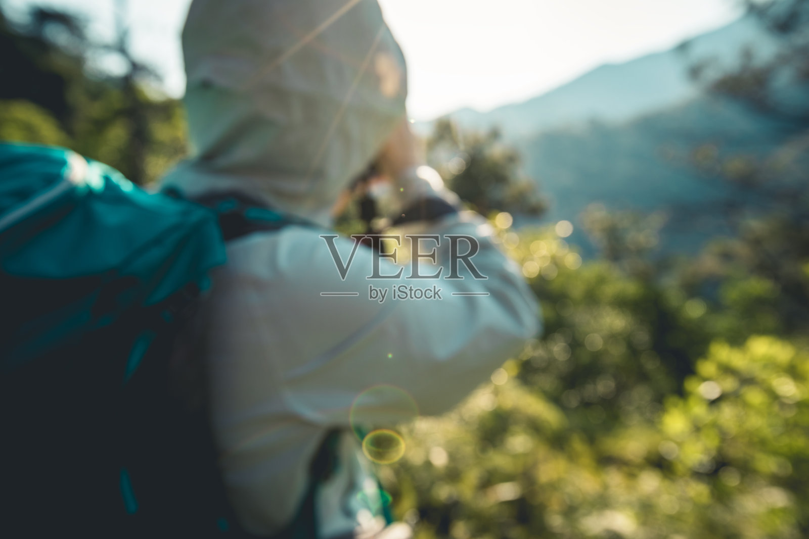 散焦女摄影师在春山摄影照片摄影图片