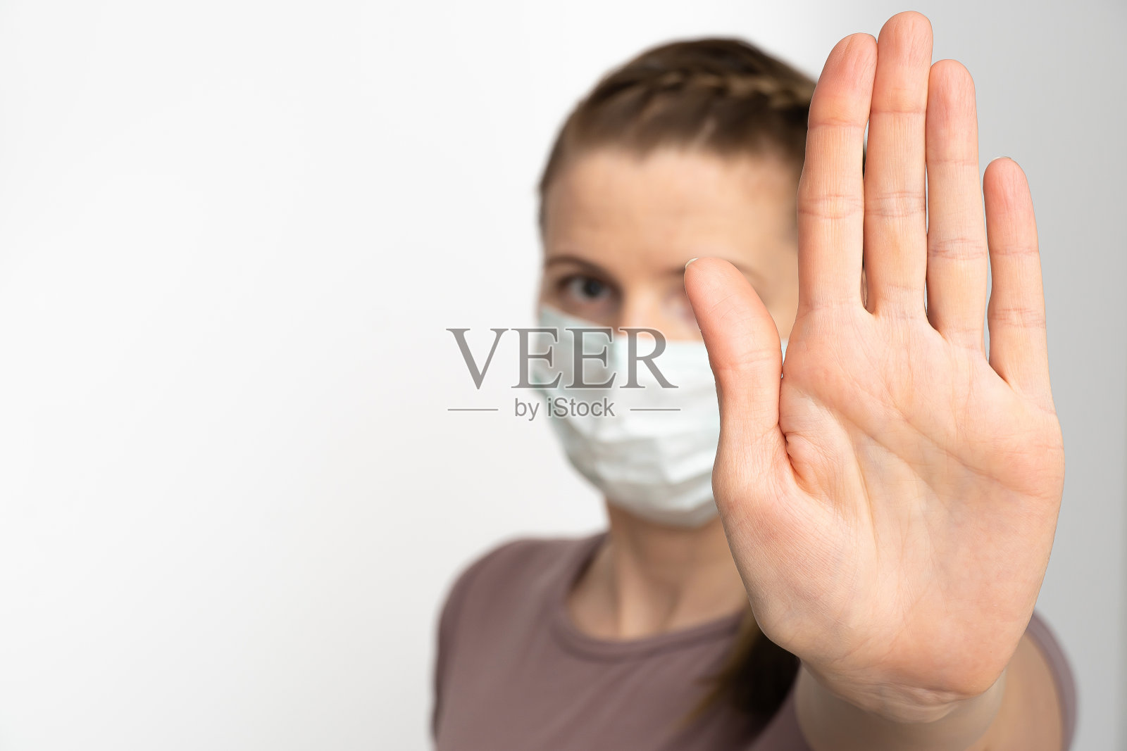 阻止冠状病毒。“好女人”用手示意停止,表示阻止冠状病毒爆发。冠状病毒和空气污染pm2.5的概念。本空间照片摄影图片