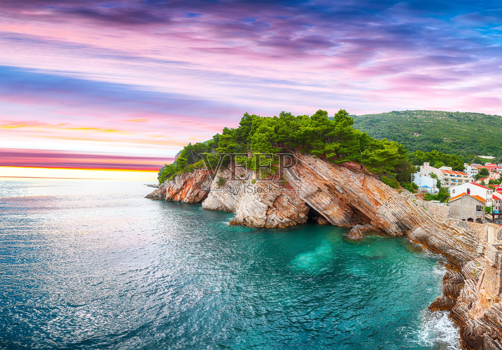 从Petrovac的Castello要塞看悬崖。照片摄影图片