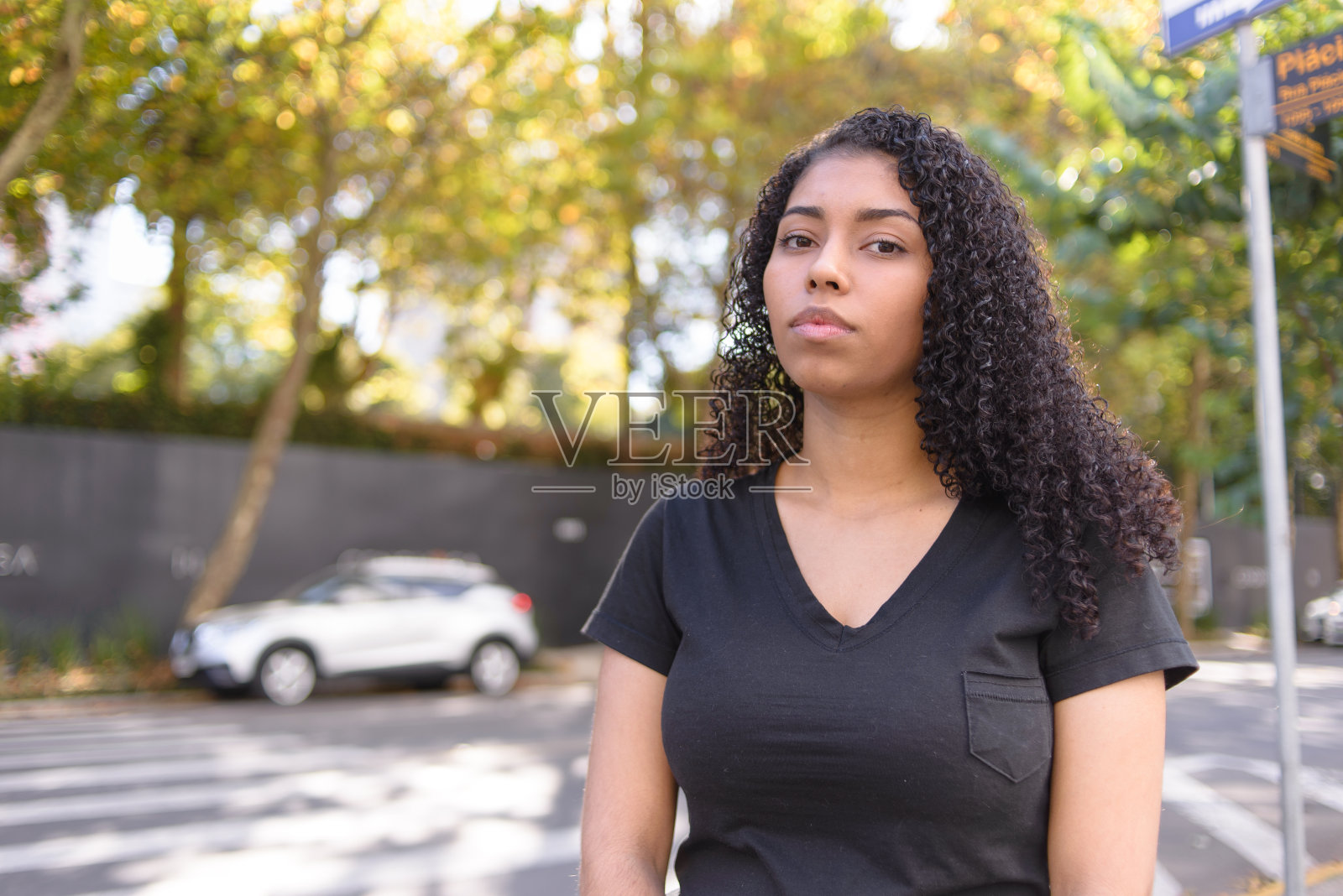 穿着休闲服装的都市黑人女性照片摄影图片