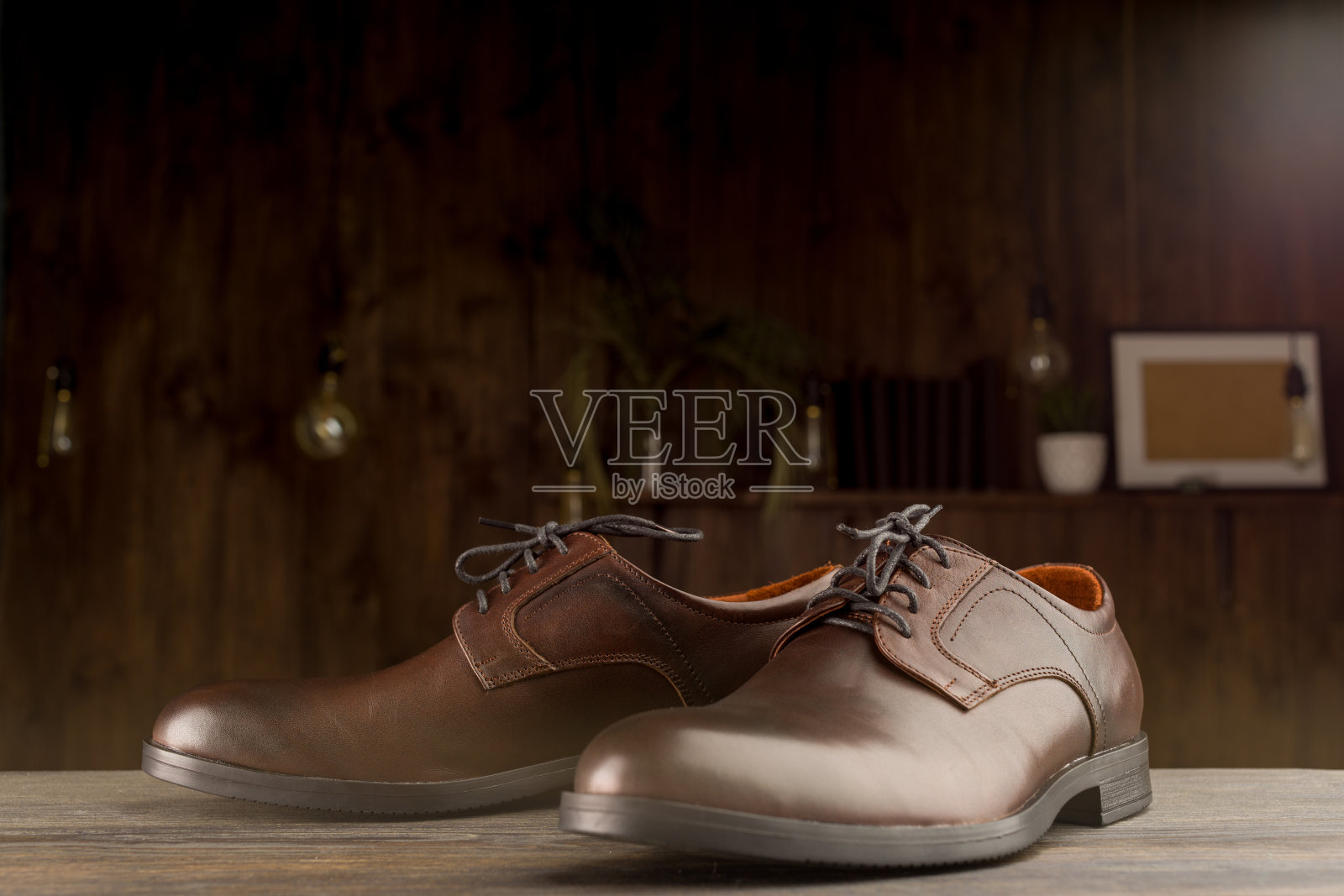 时尚男士的经典棕色鞋在木制的背景照片摄影图片