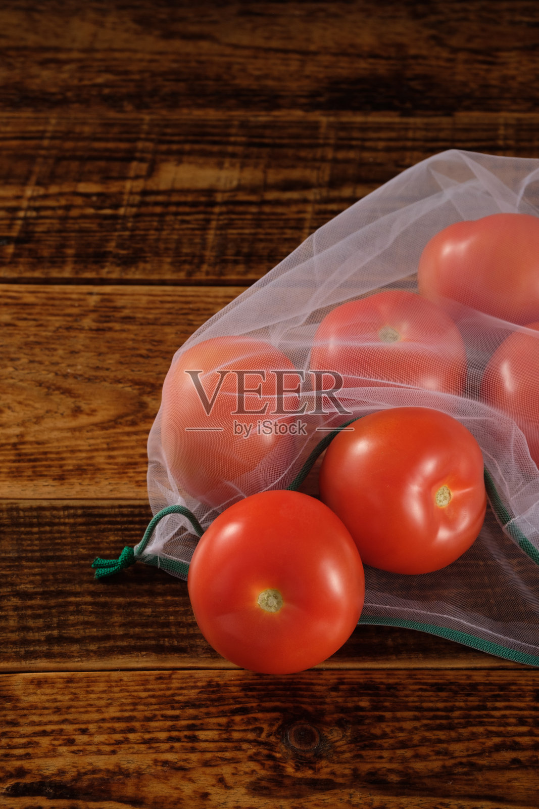 零废物,无塑料可回收的纺织品生产袋,用于携带水果,西红柿或蔬菜,一个木制的表面。可重用的使用。照片摄影图片