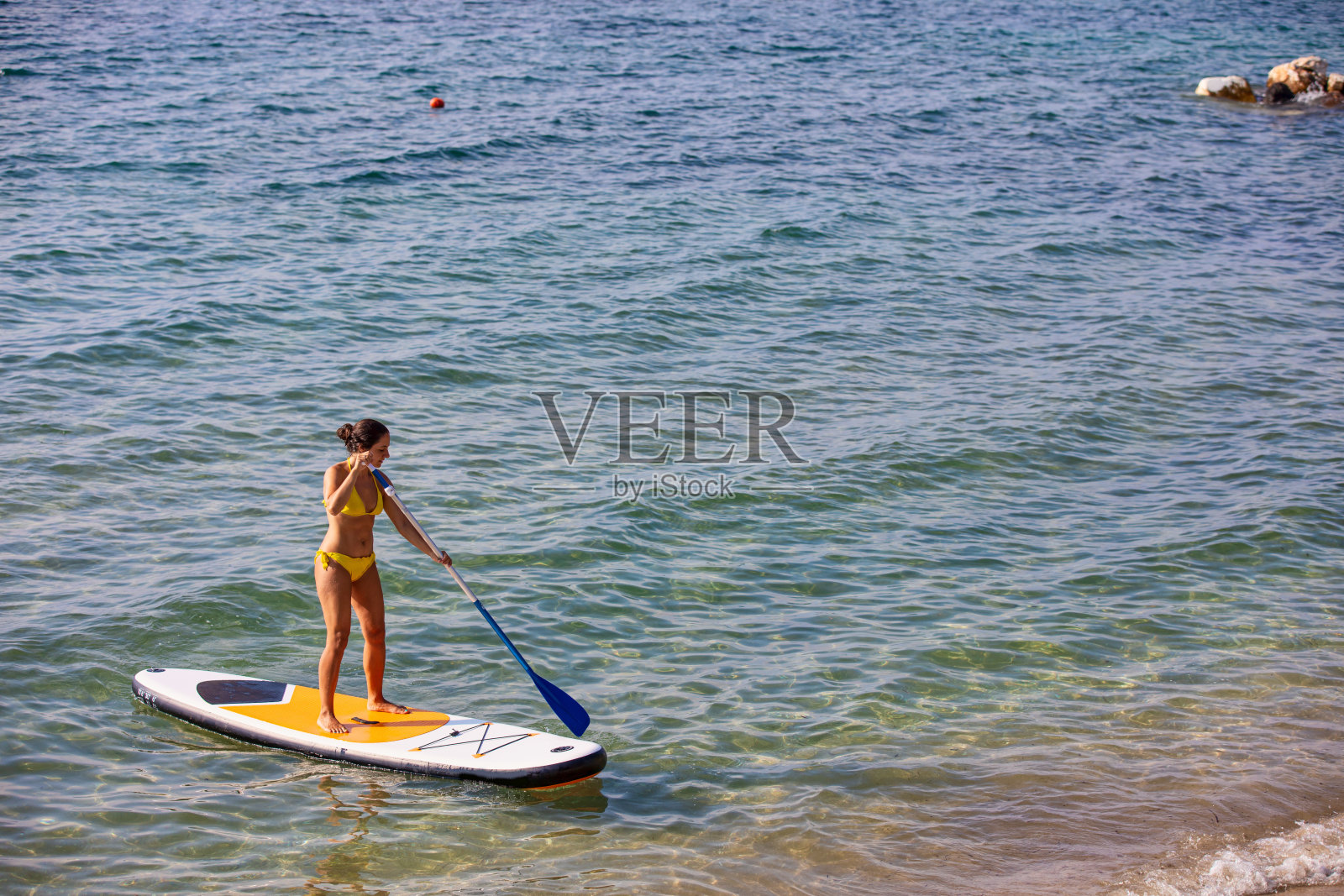 冲浪板上的女人照片摄影图片