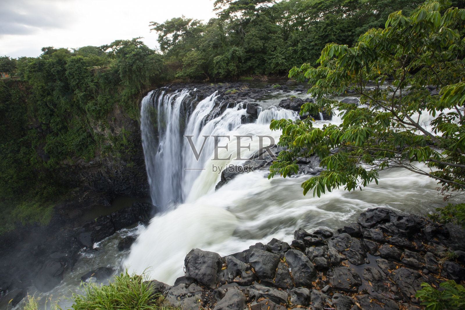 艾万特拉瀑布照片摄影图片