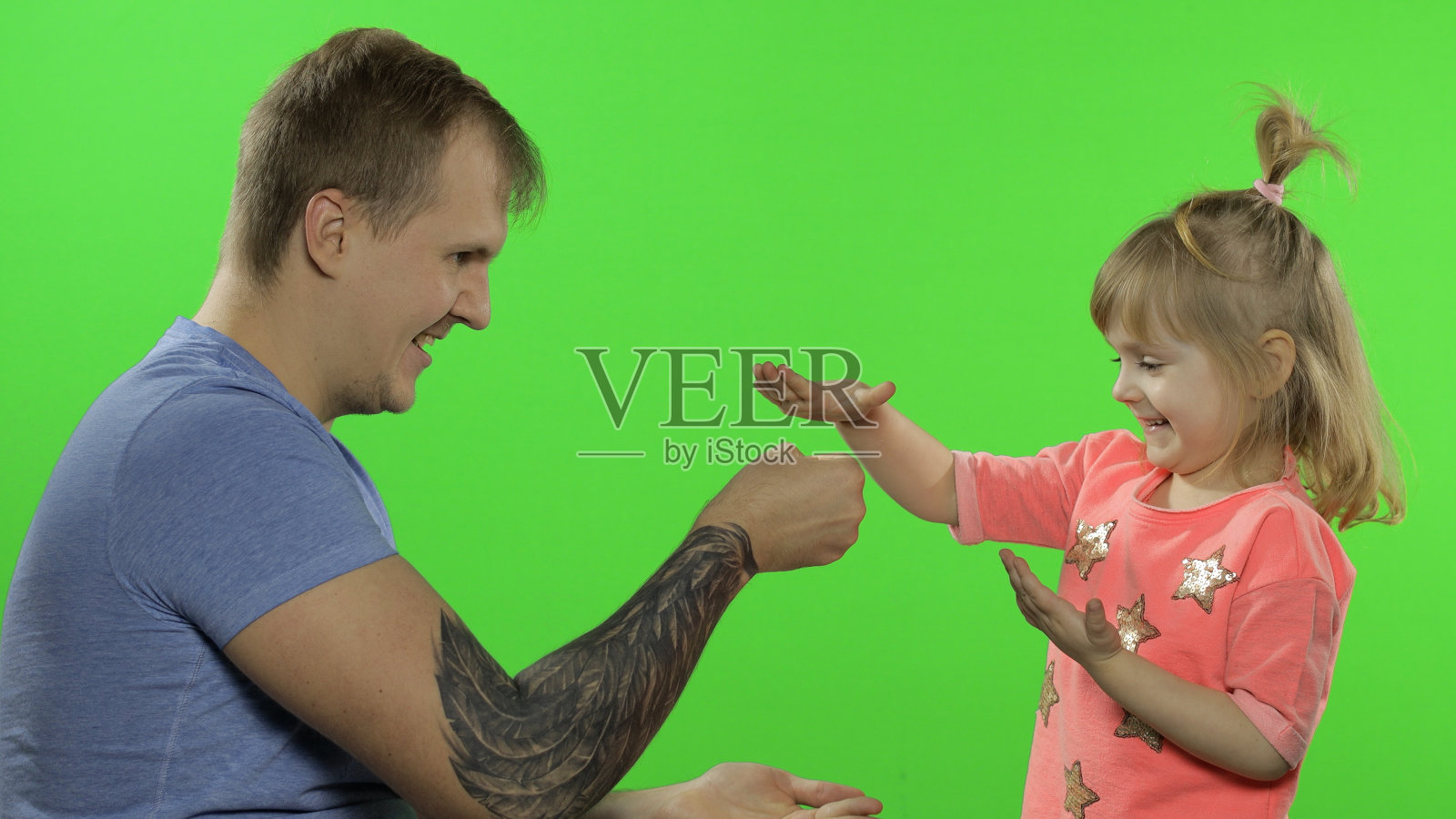 爸爸和小女儿在玩石头剪刀布。色度键。休闲游戏照片摄影图片