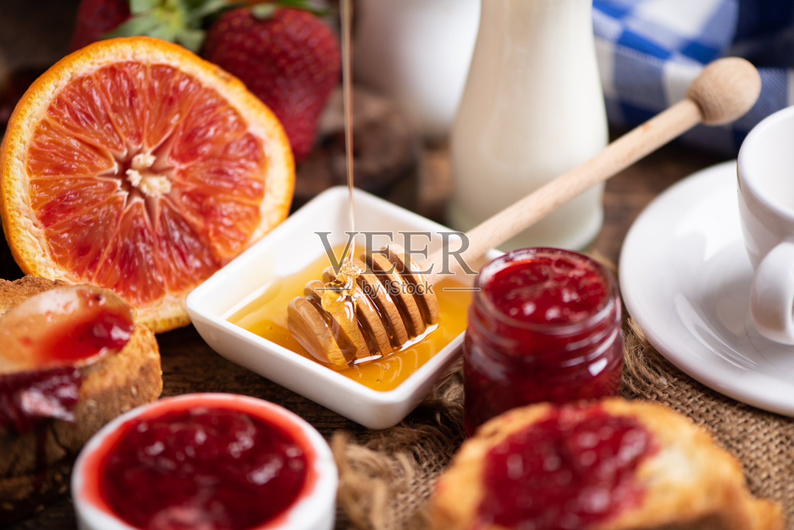 早餐配蜂蜜草莓酱照片摄影图片