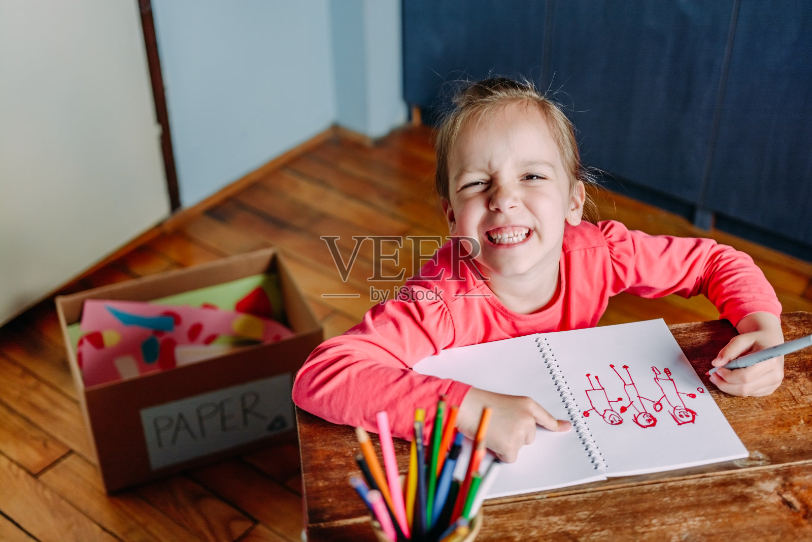 小女孩在家画画照片摄影图片