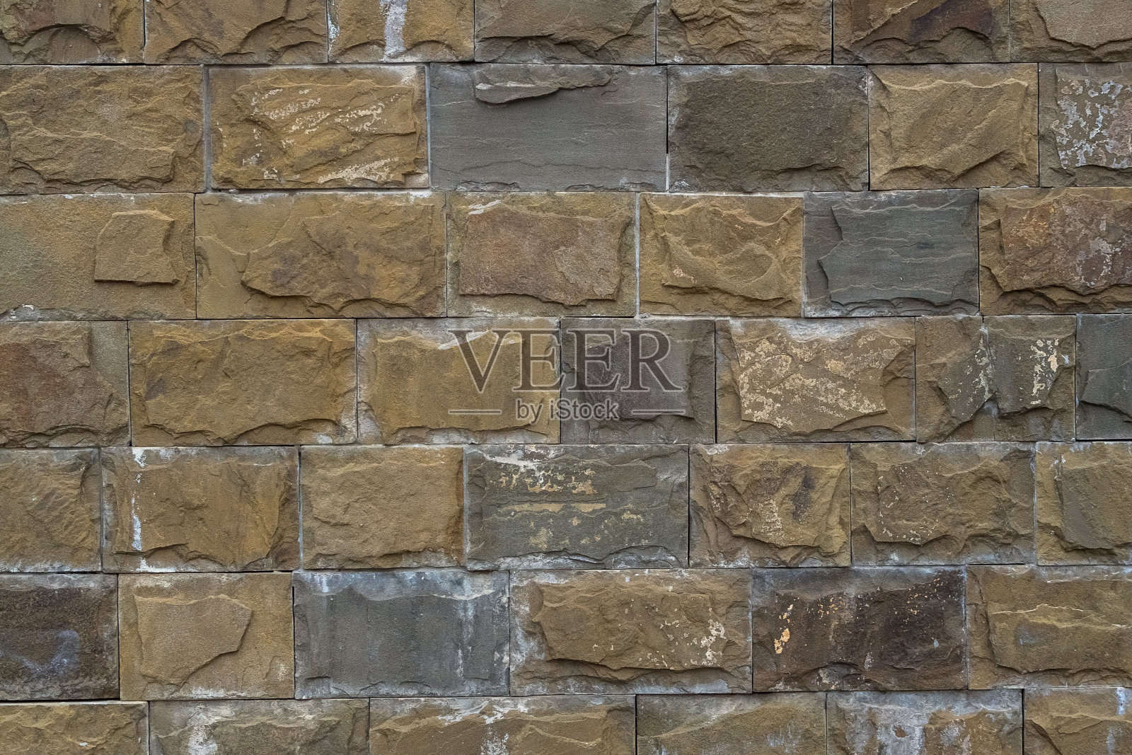 背景墙装饰用大小不一的大砖。照片摄影图片