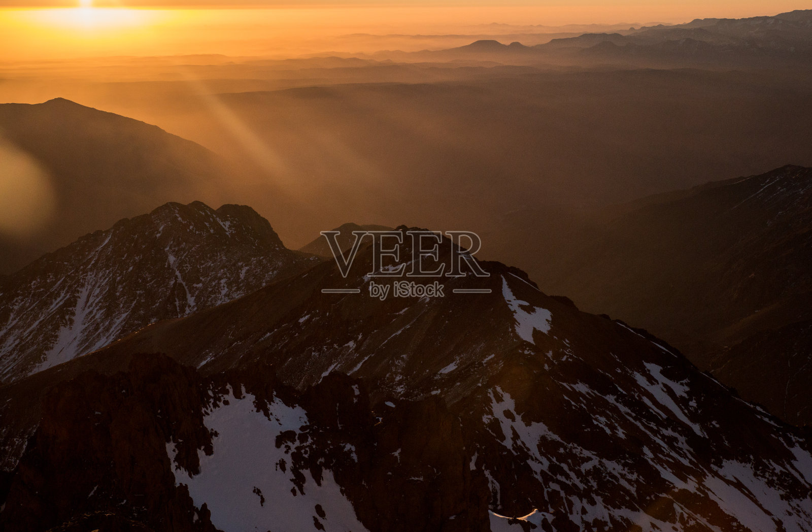 日出时的山脉美景照片摄影图片