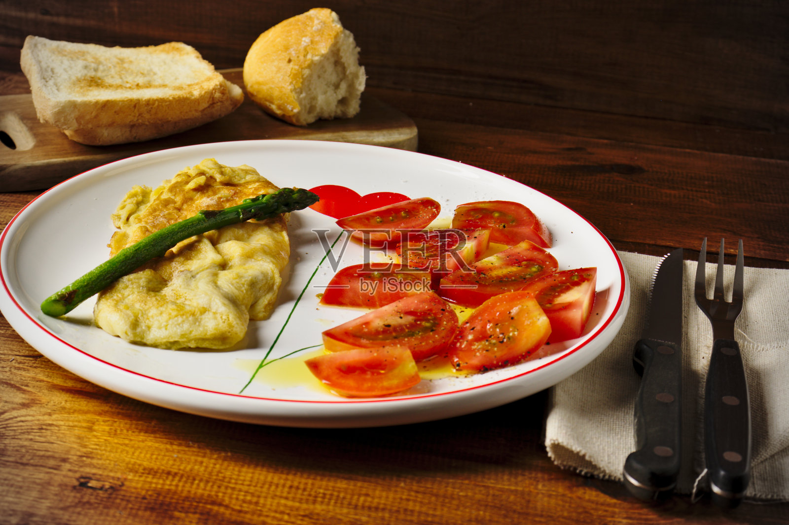 法式煎蛋卷配野芦笋,配番茄沙拉,加盐,胡椒和橄榄油照片摄影图片