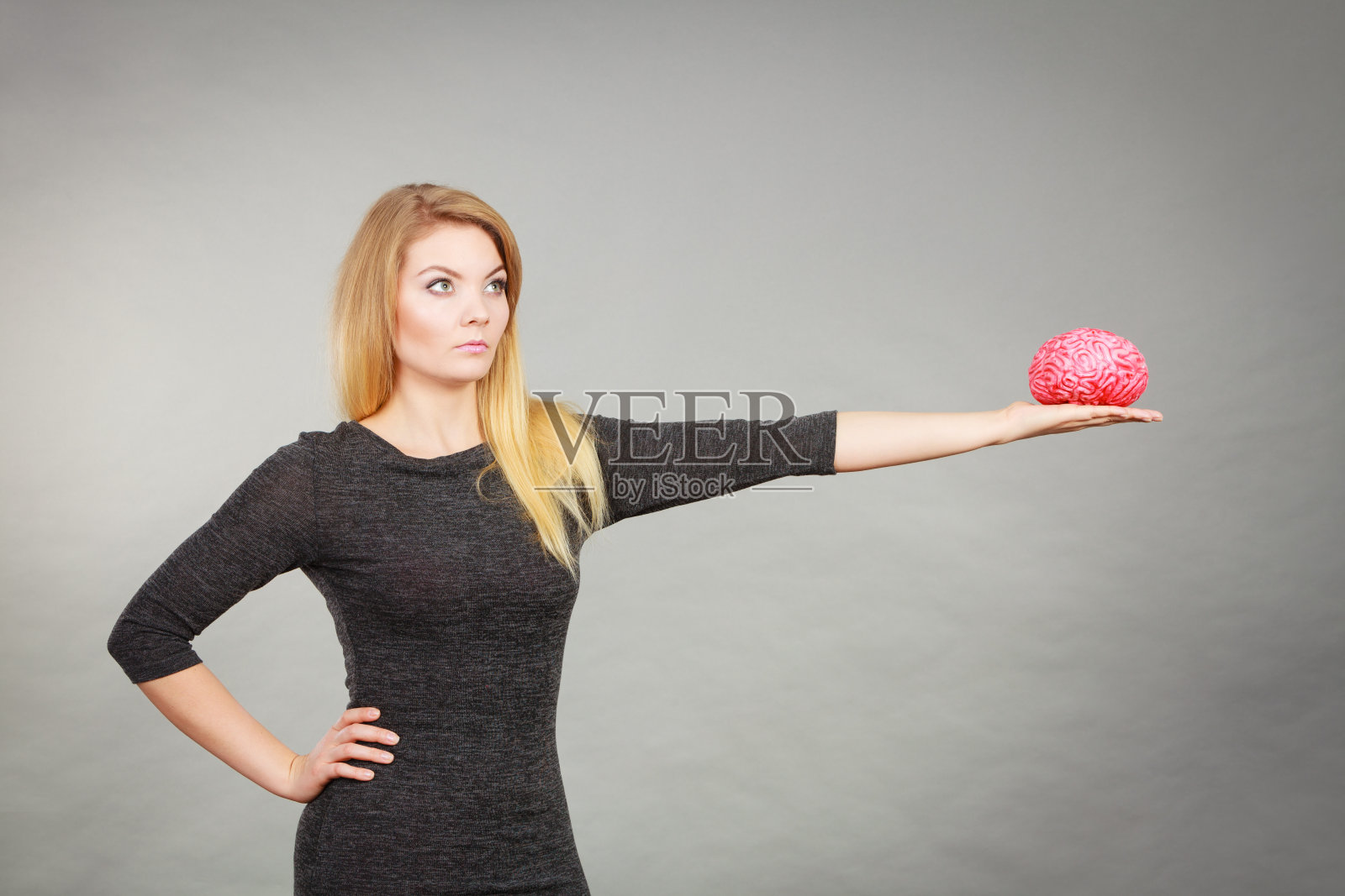 女人抱着脑袋有主意照片摄影图片