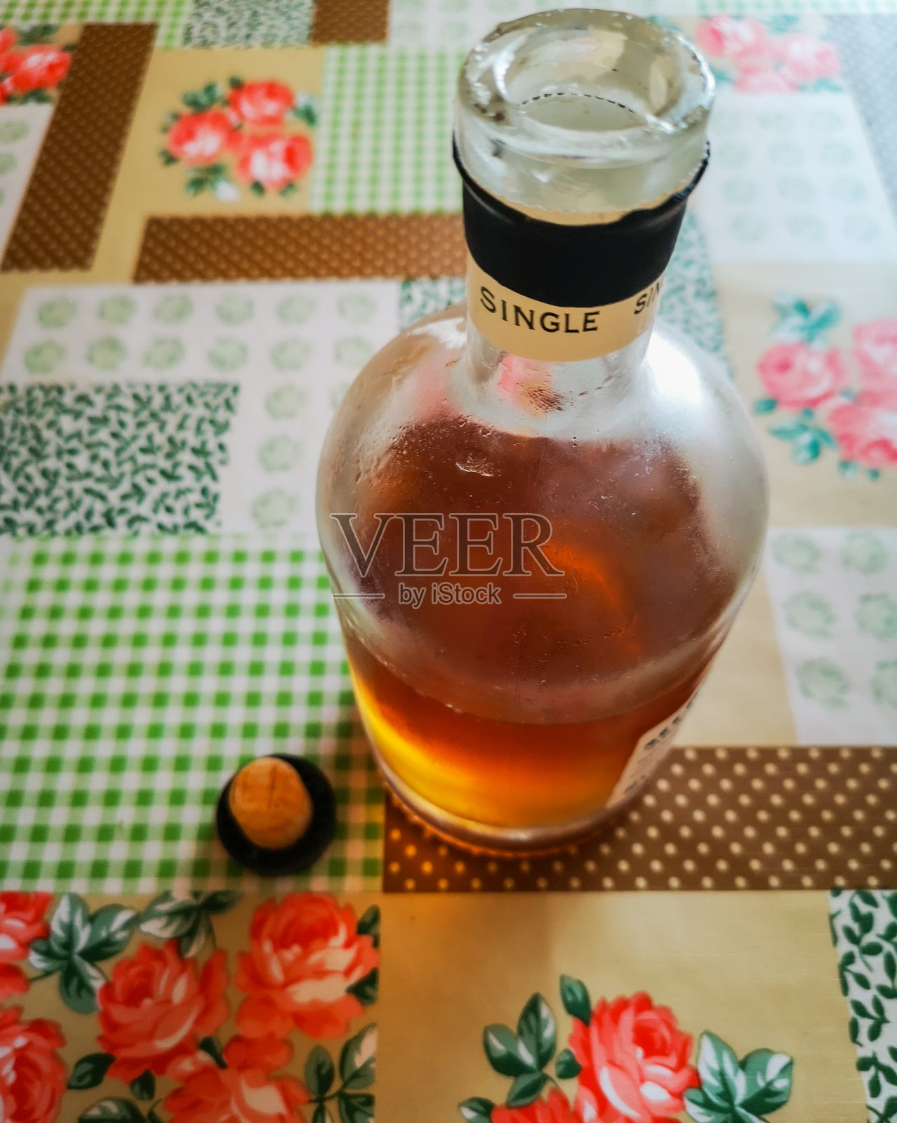 半瓶威士忌,塞上彩色油布照片摄影图片