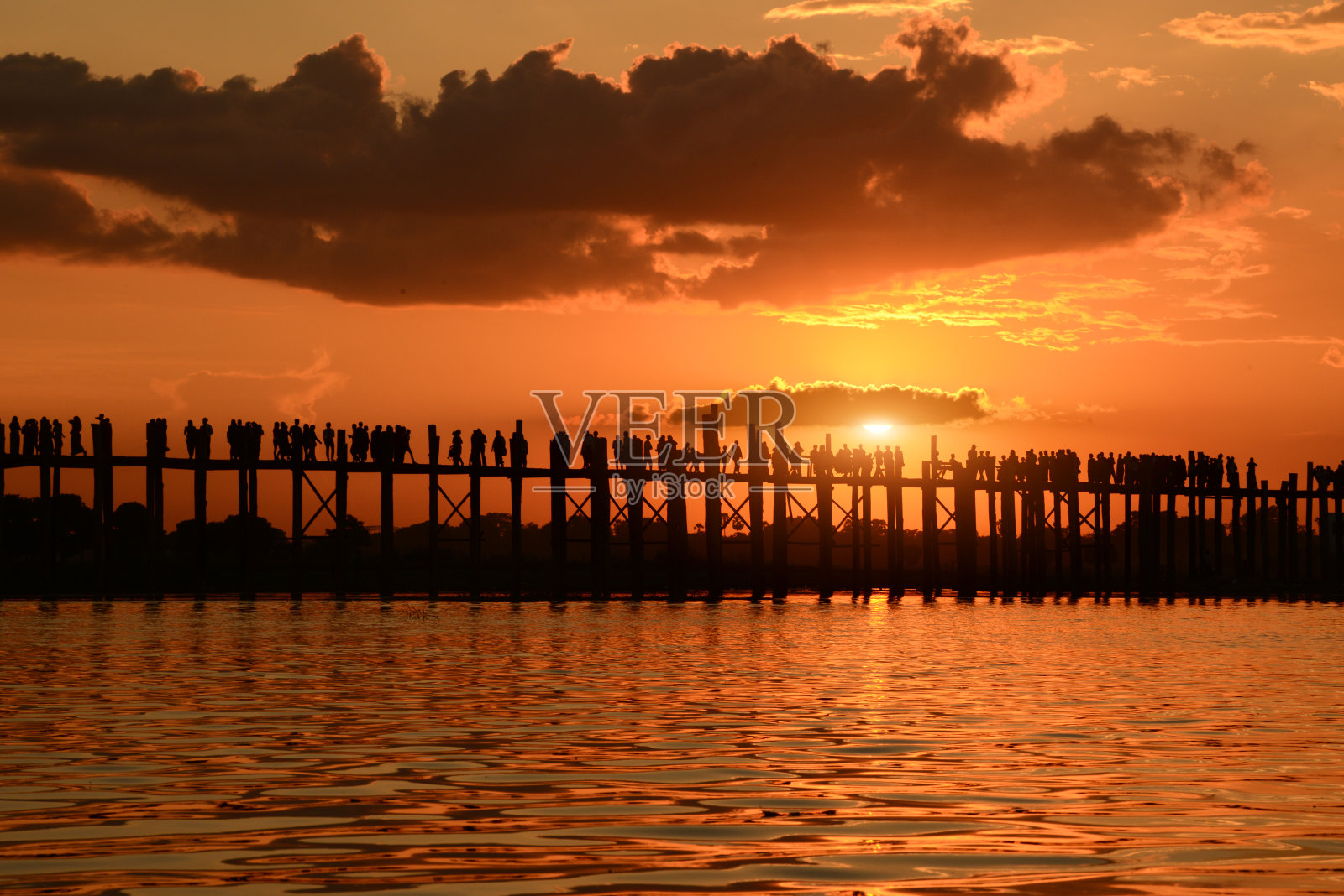 U Bein桥上的日落照片摄影图片