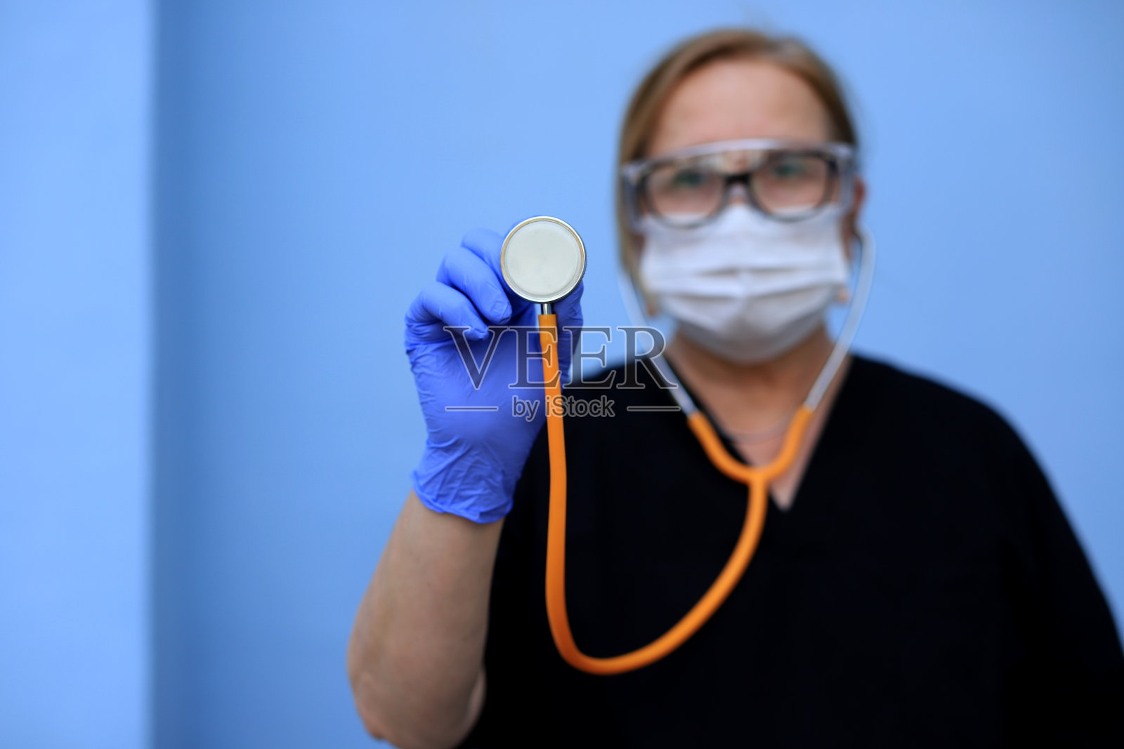 成熟的女医生戴着防护眼镜和面具照片摄影图片