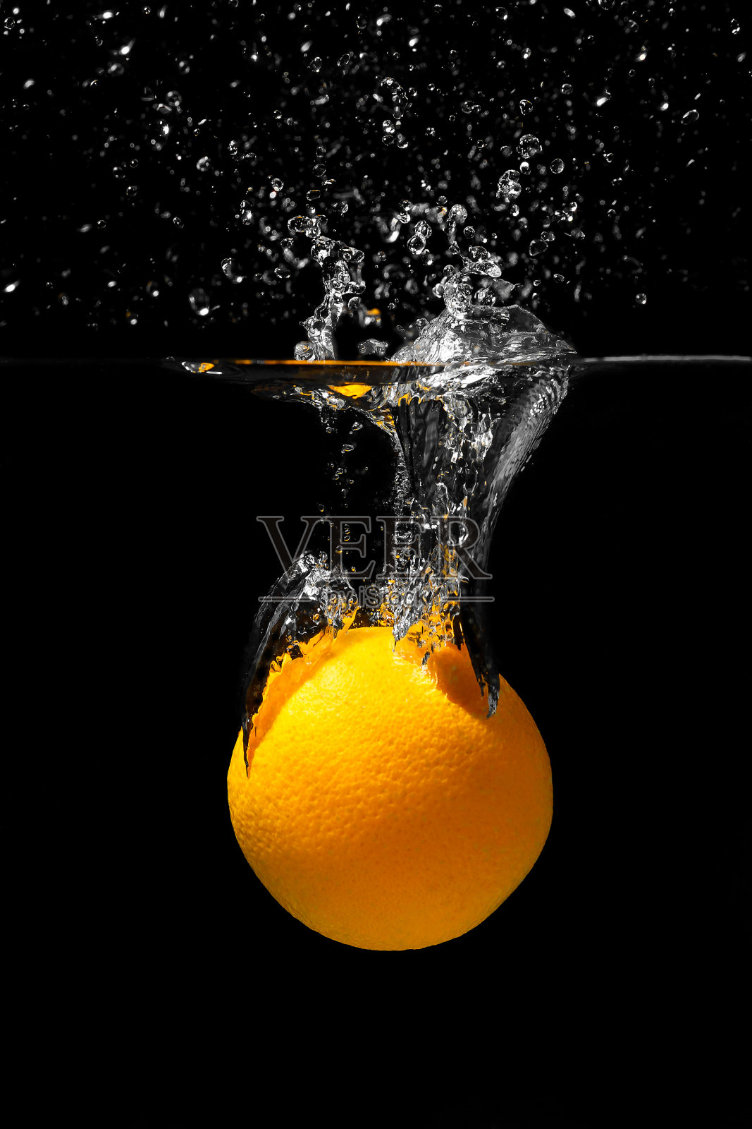 橙色淹没在黑色背景的水中。带水的柑橘照片摄影图片