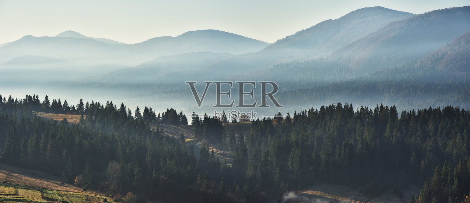 喀尔巴阡山脉雾蒙蒙的日出秋天的山坡上雾气如画照片摄影图片