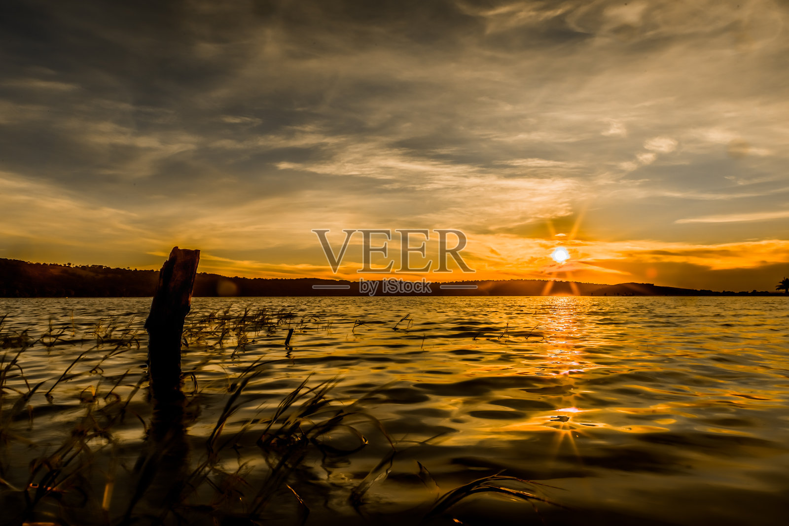 乌干达维多利亚湖上的日落照片摄影图片