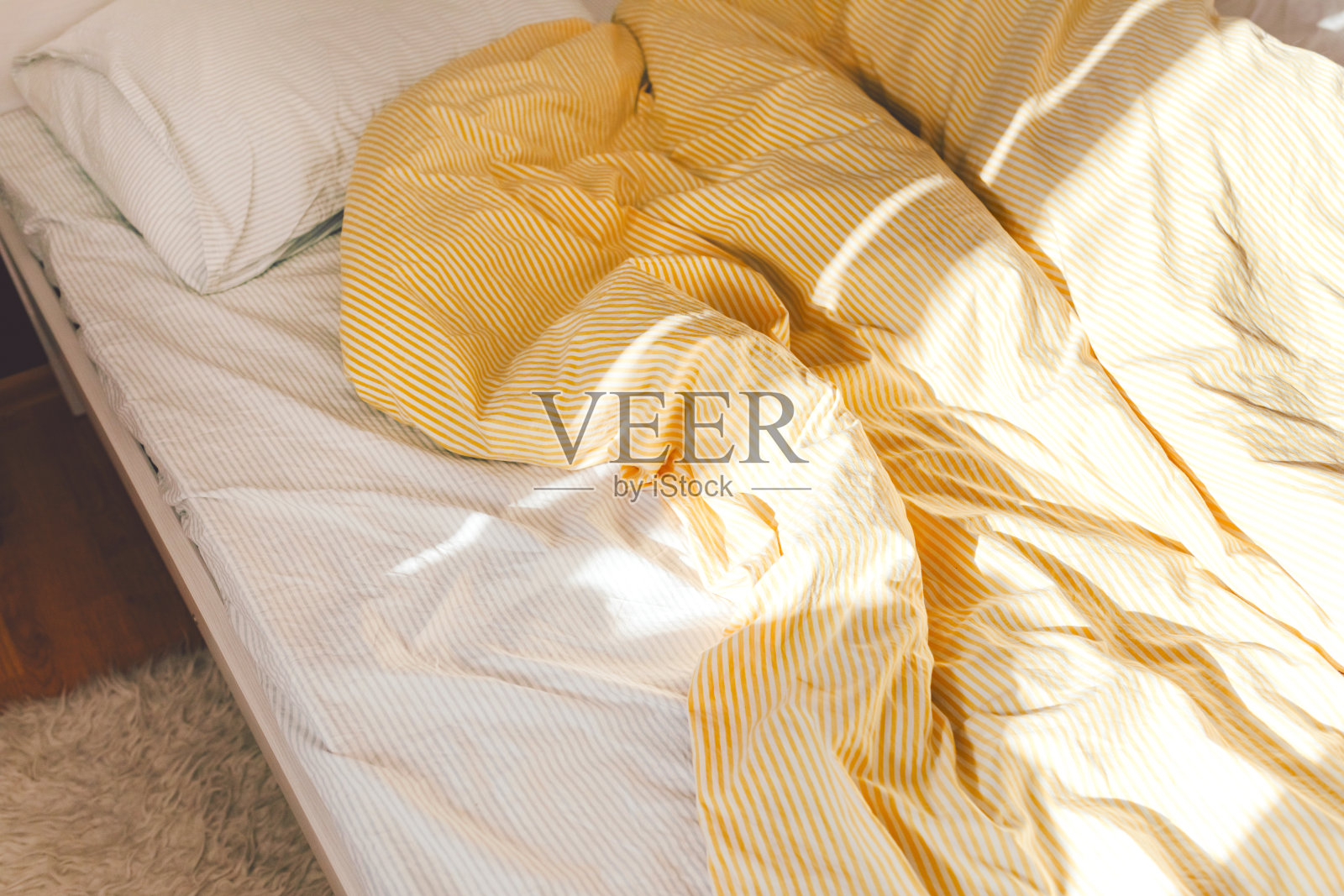 未整理的舒适床单照片摄影图片