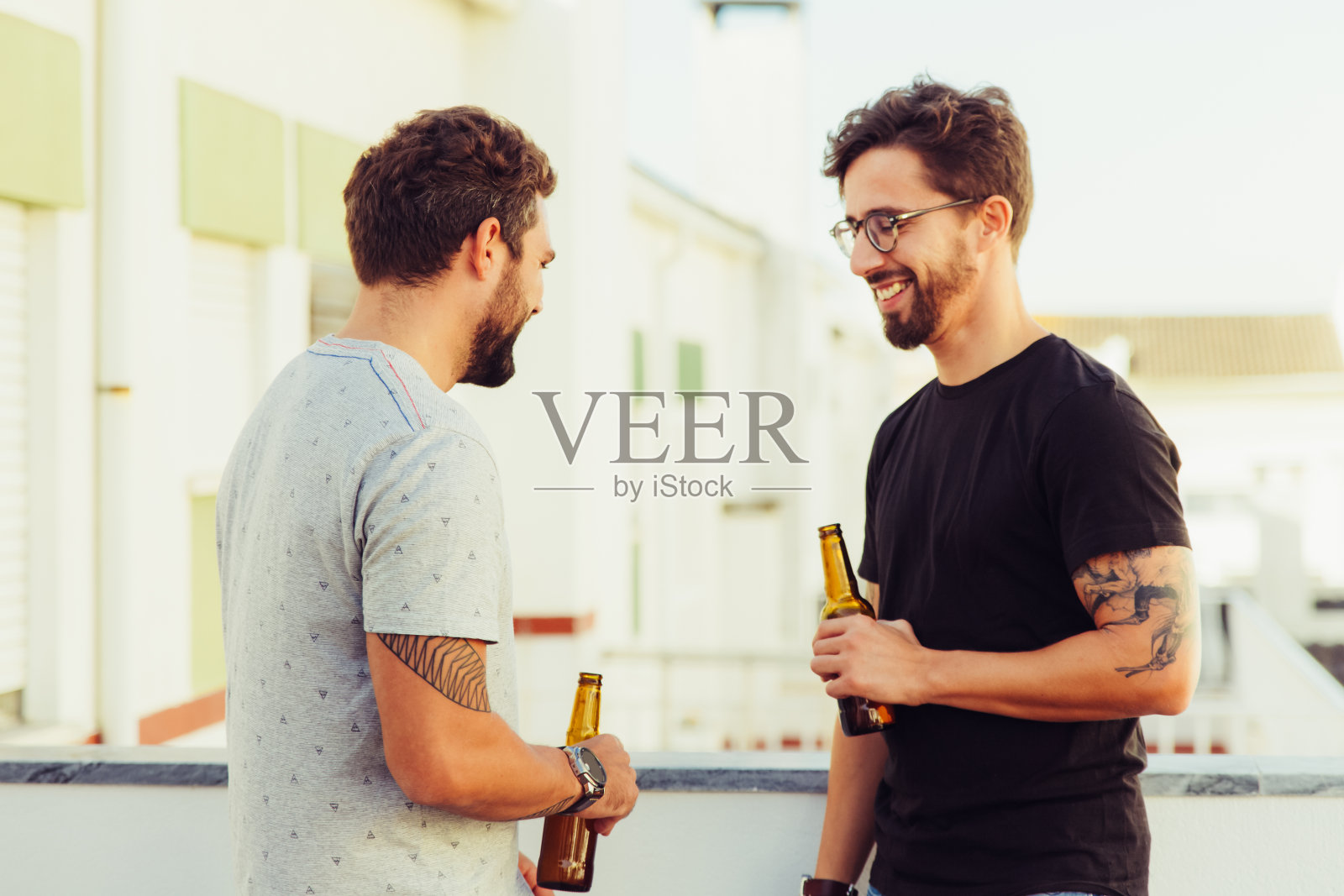 微笑的朋友在阳台上交流照片摄影图片