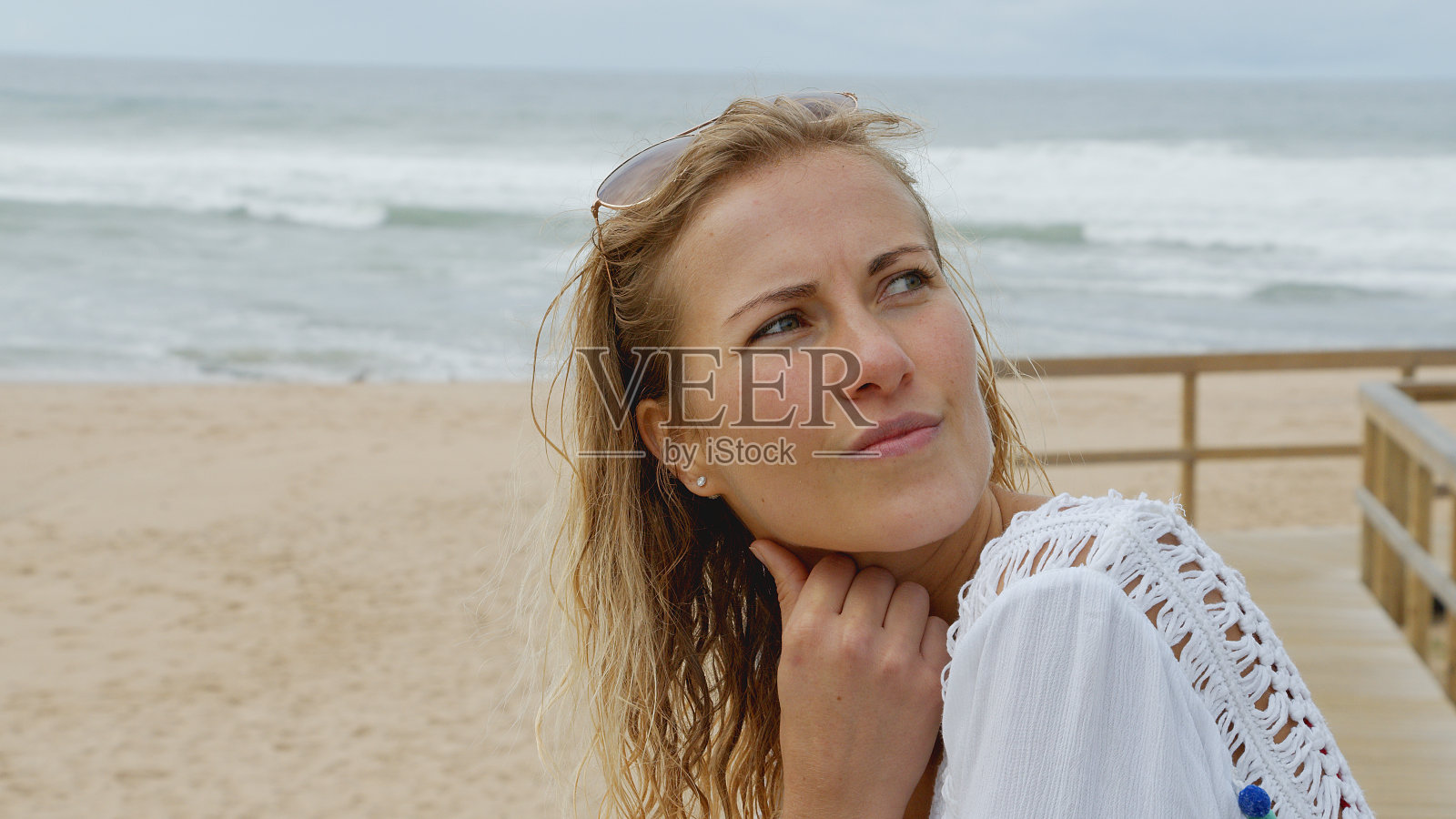 性感的女孩为相机摆姿势-快乐的女孩在暑假的海滩上照片摄影图片