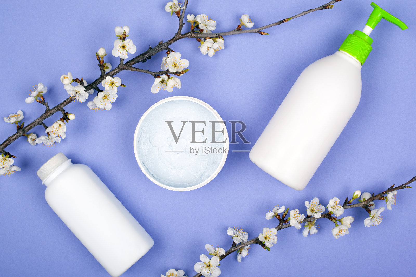 美丽的春天天然化妆品,霜与花枝上的紫罗兰背景照片摄影图片