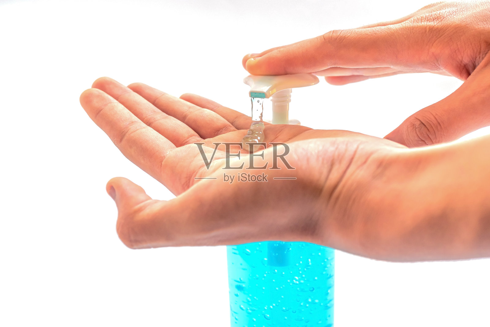 冠状病毒2019-ncov covid-19概念。男性用酒精凝胶或抗菌肥皂洗手液洗手,可以防止细菌和细菌的传播,避免感染冠状病毒。照片摄影图片