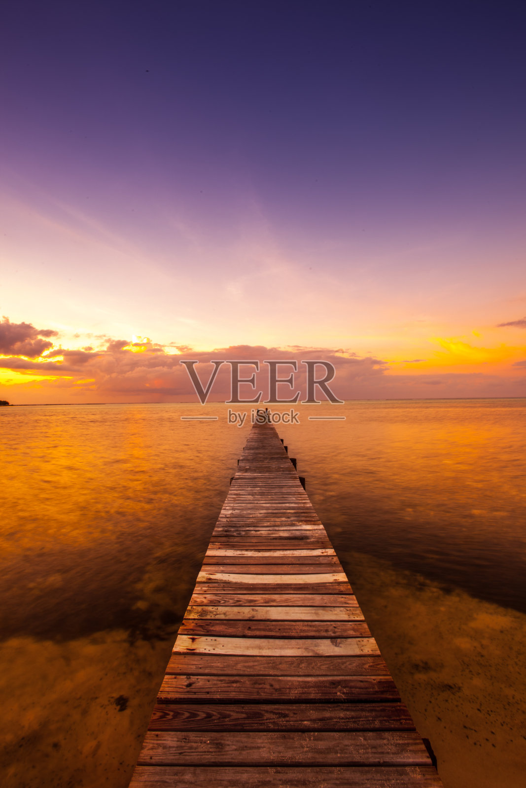 海滩上的日落小开曼岛木制码头开曼群岛照片摄影图片