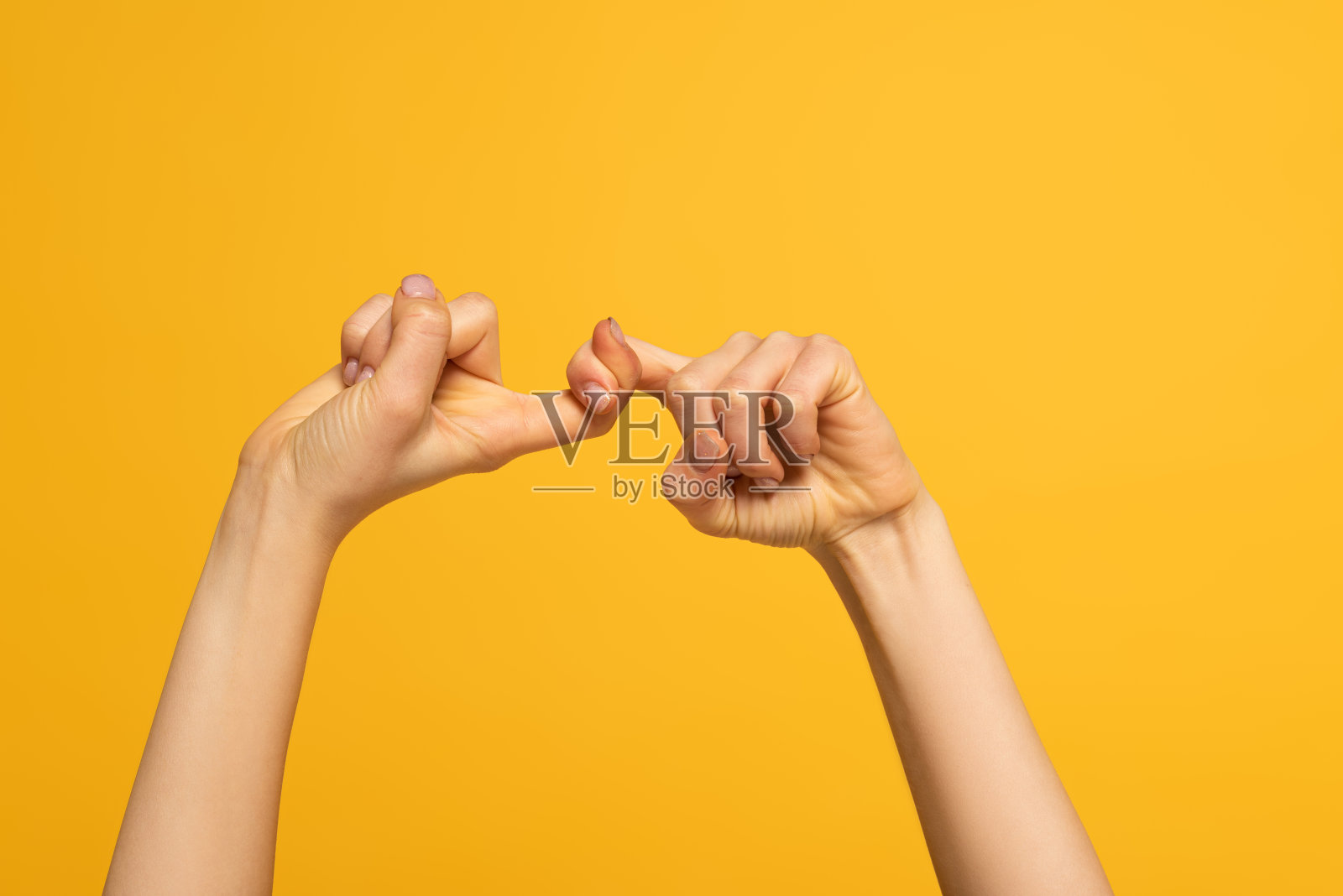 女人显示朋友从黄色孤立的手语单词裁剪的观点照片摄影图片