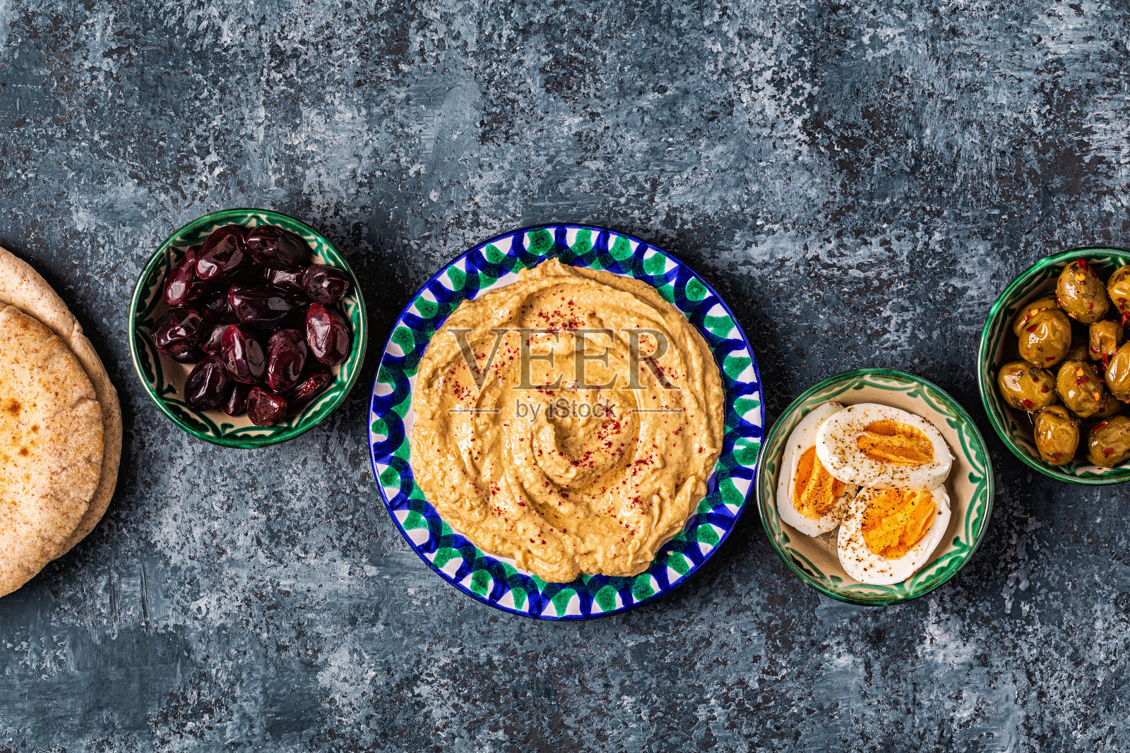 鹰嘴豆泥-以色列和中东的传统菜肴照片摄影图片