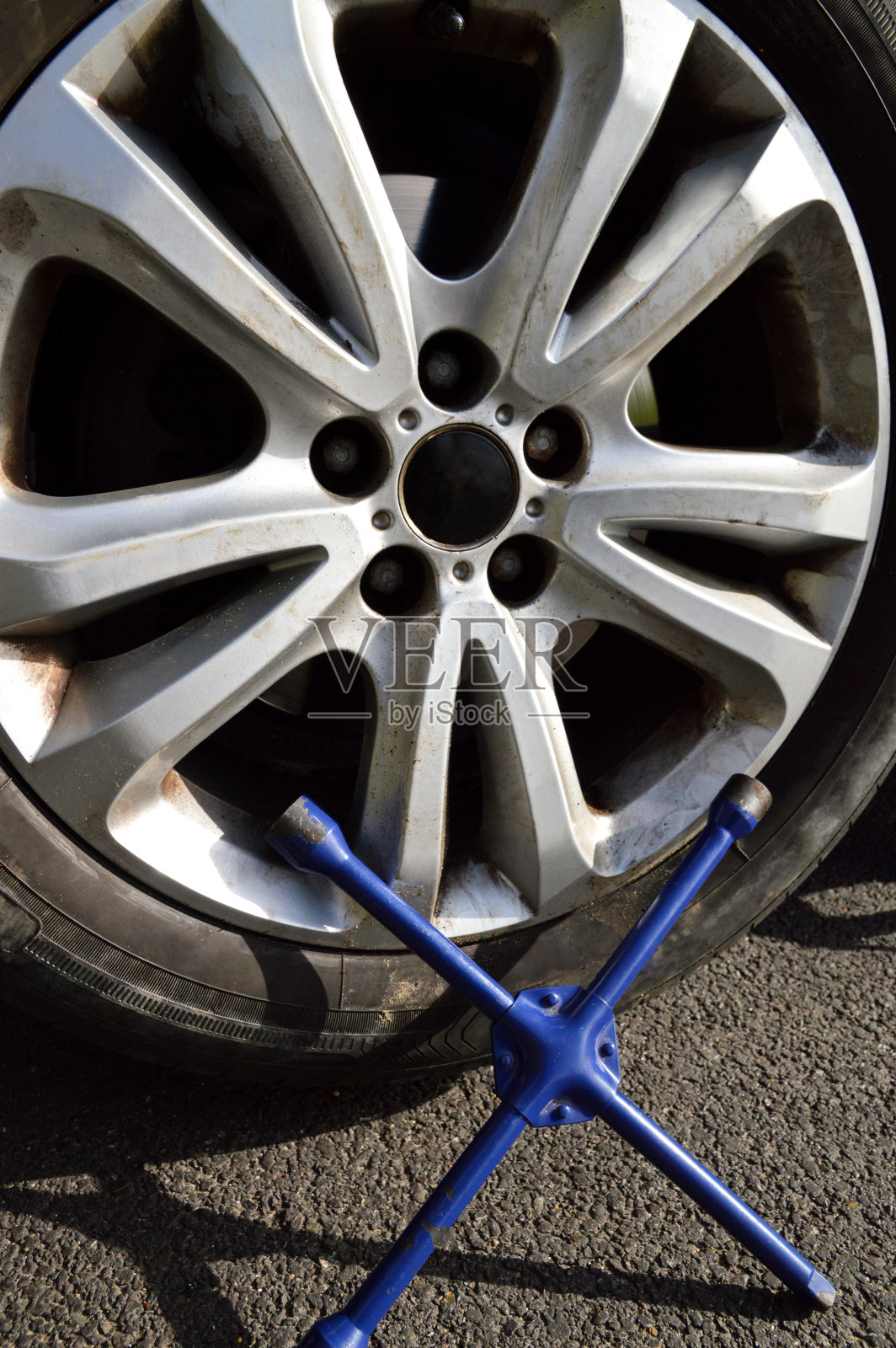 换轮胎用铝轮辋照片摄影图片