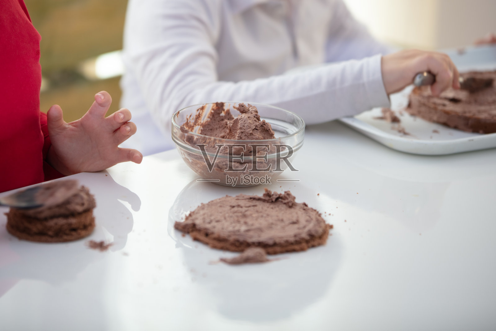 一个小男孩在厨房做蛋糕照片摄影图片