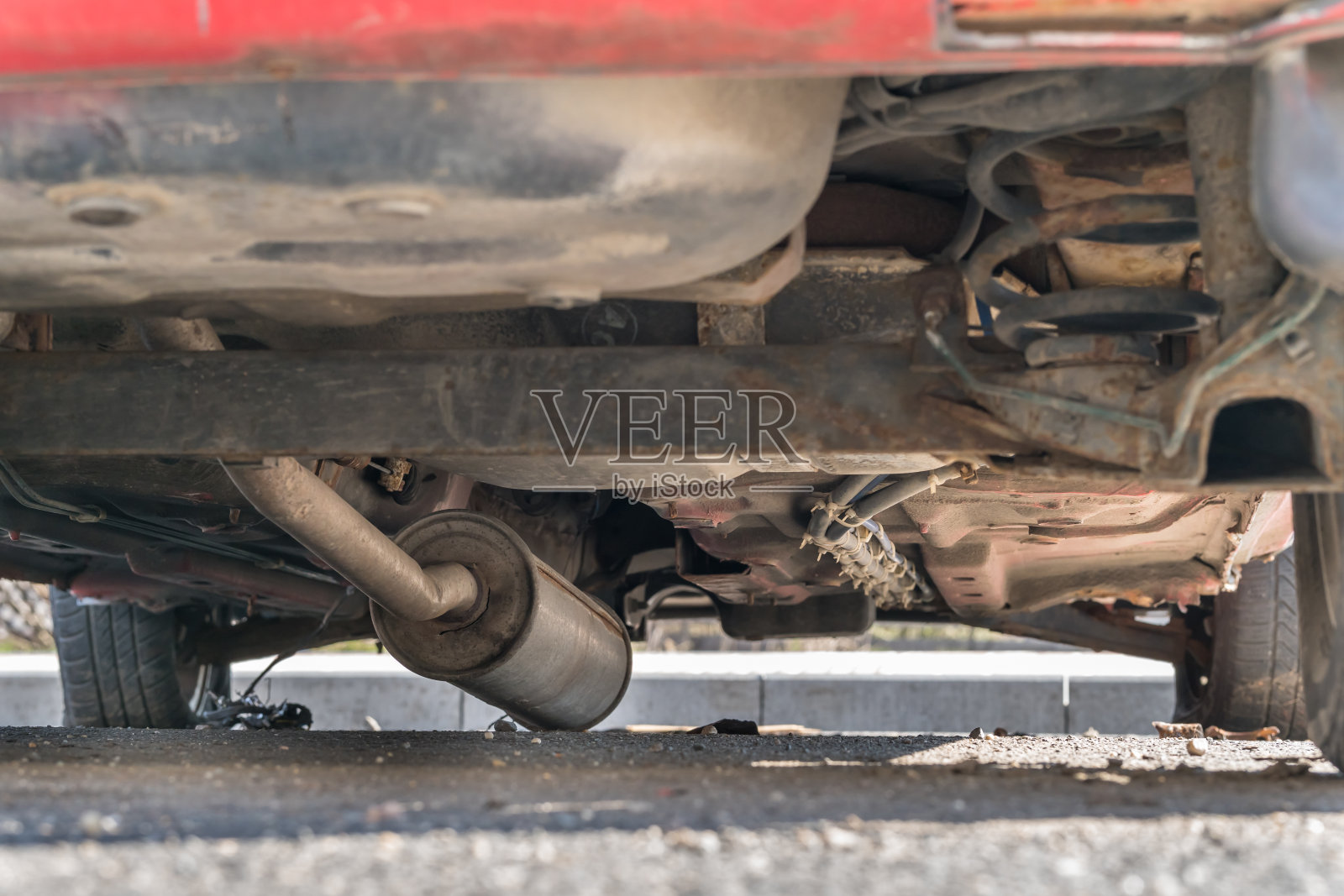 汽车排气,消音器掉了下来照片摄影图片