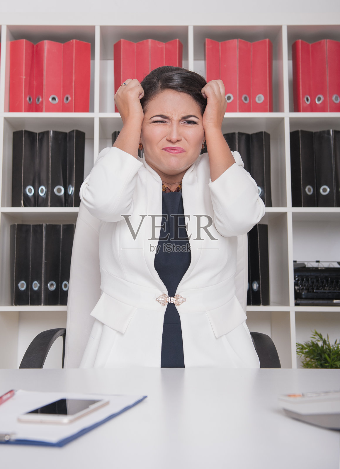 在办公室里头疼的女商人照片摄影图片