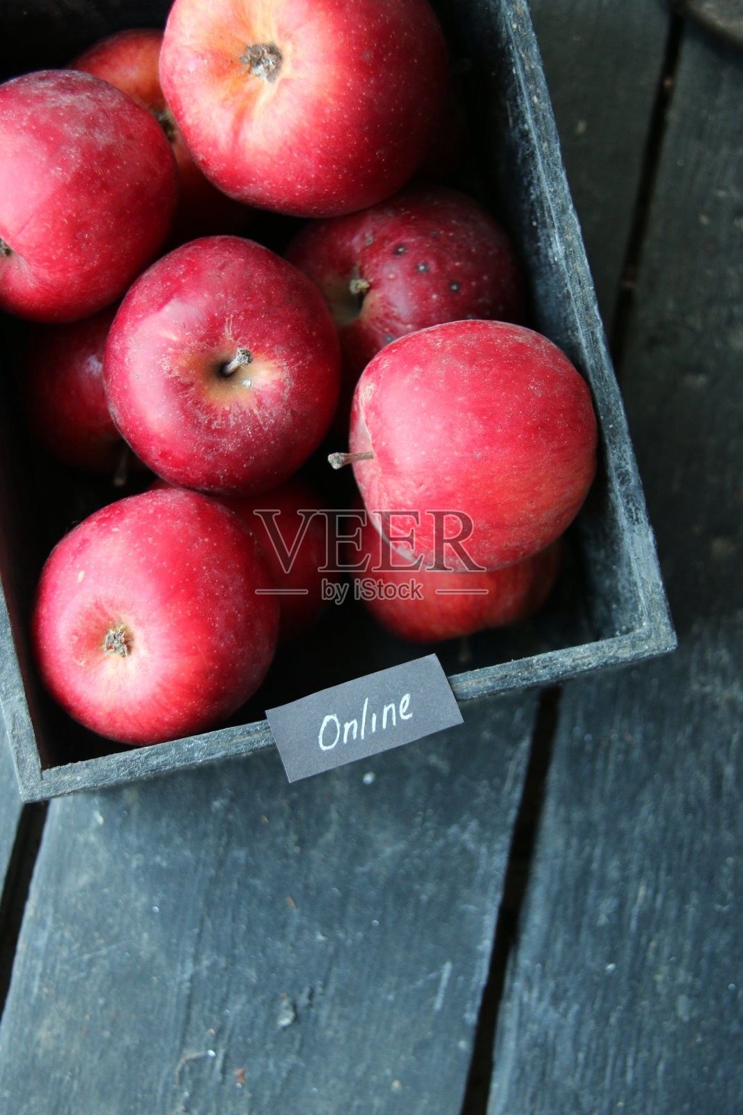 杂货店网上购物的想法。成熟的红苹果装在木盒里照片摄影图片