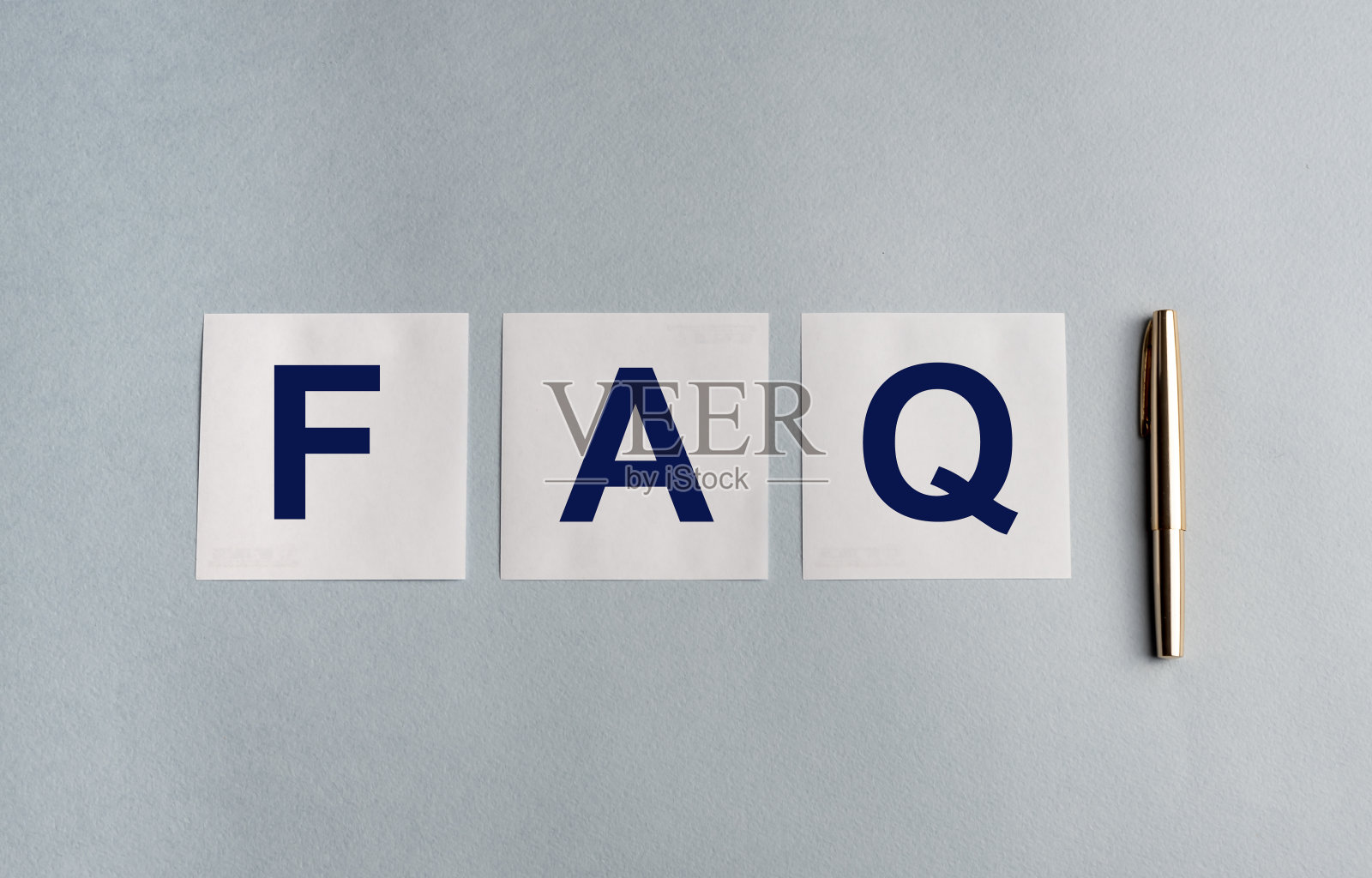 常见问题词在备忘录文件和笔孤立在蓝色灰色背景照片摄影图片