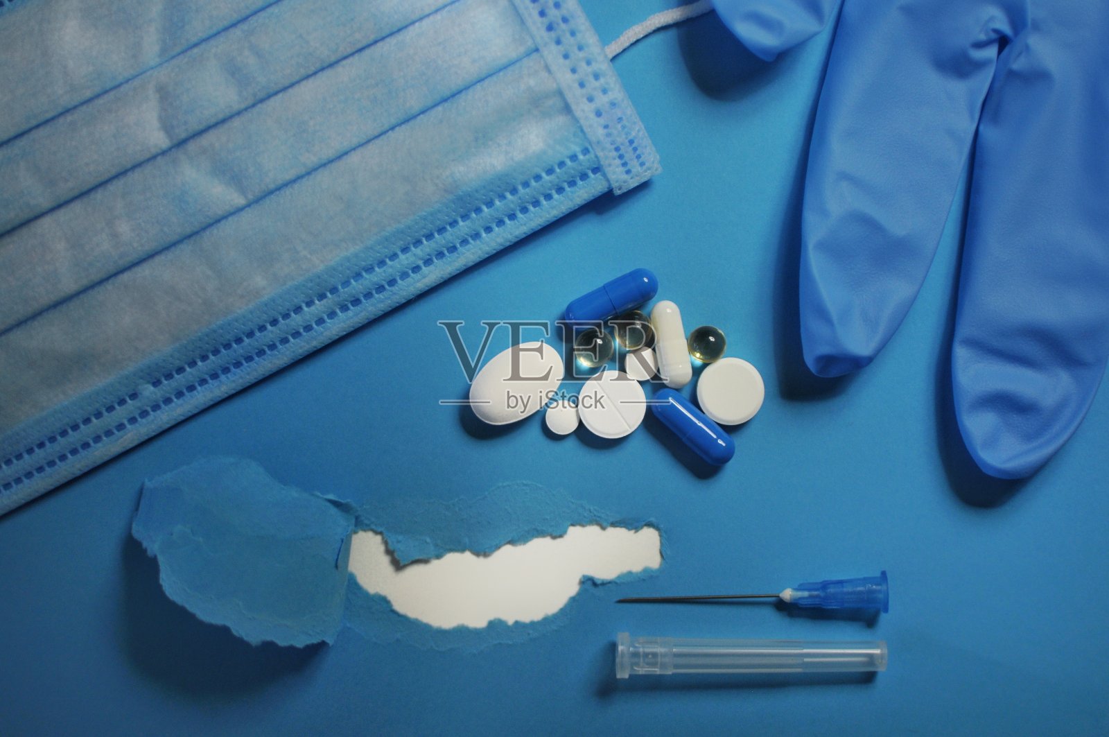 蓝色背景的医疗设备,用于预防新型冠状病毒感染。照片摄影图片