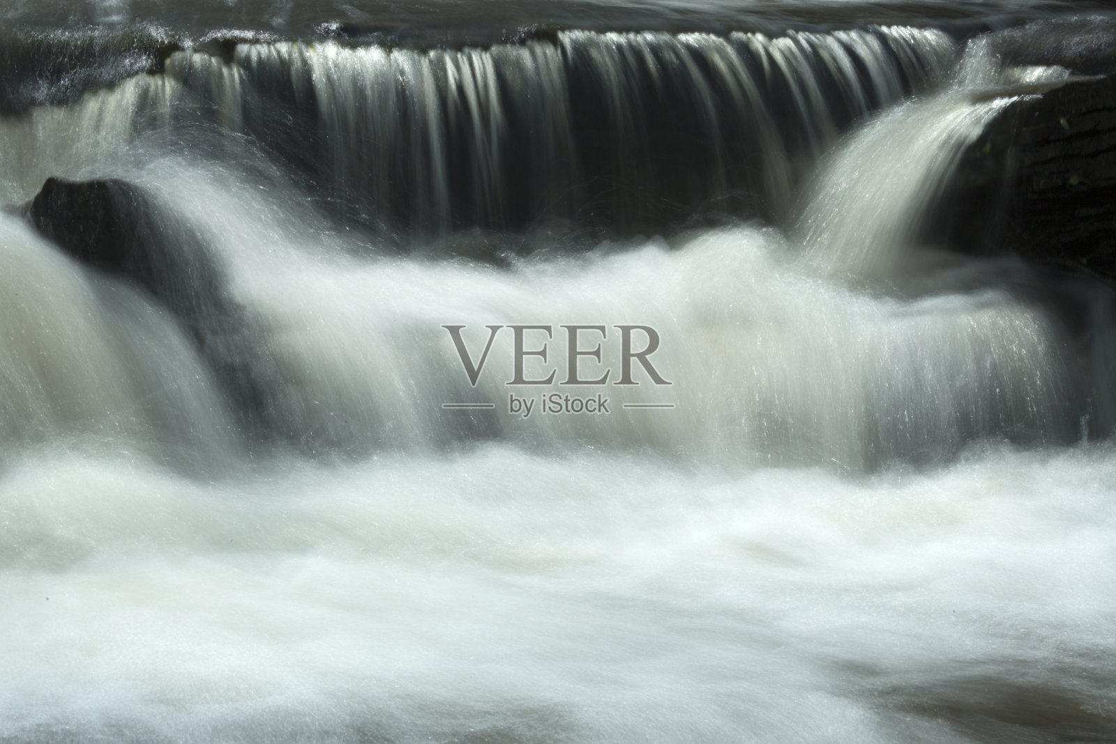 《落基山的股息瀑布》片段中的丝滑之水。照片摄影图片