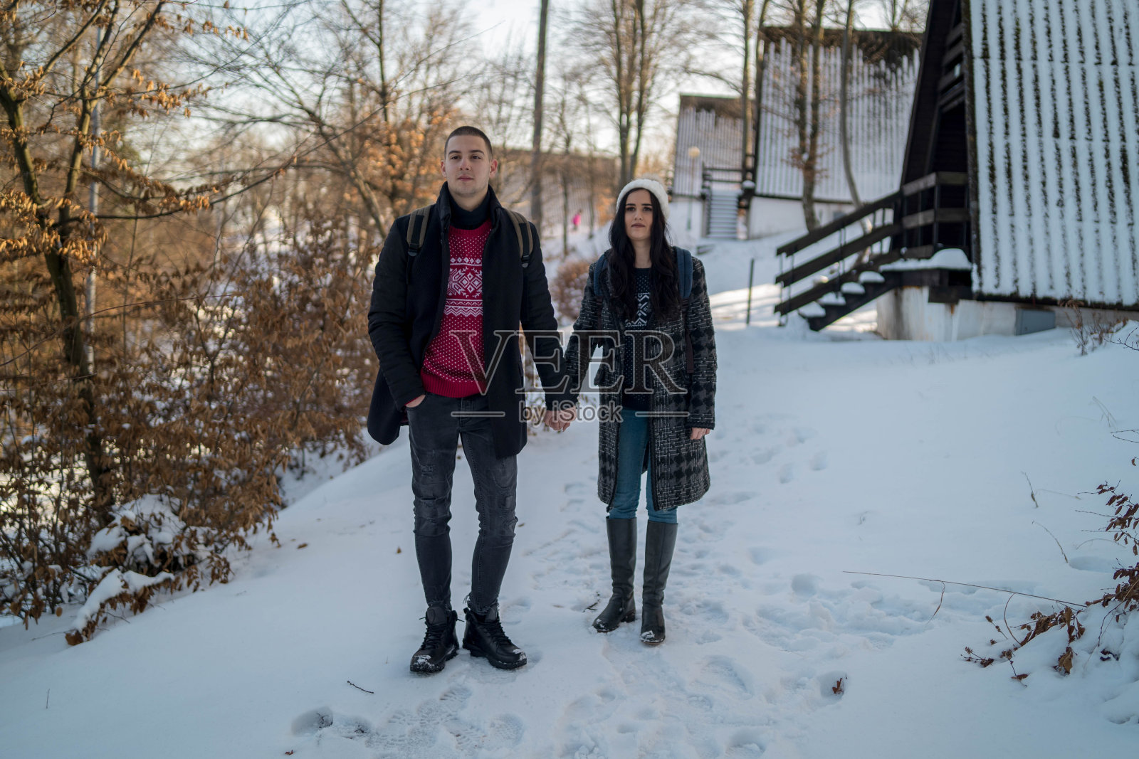 在冬季度假的幸福夫妇肖像照片摄影图片