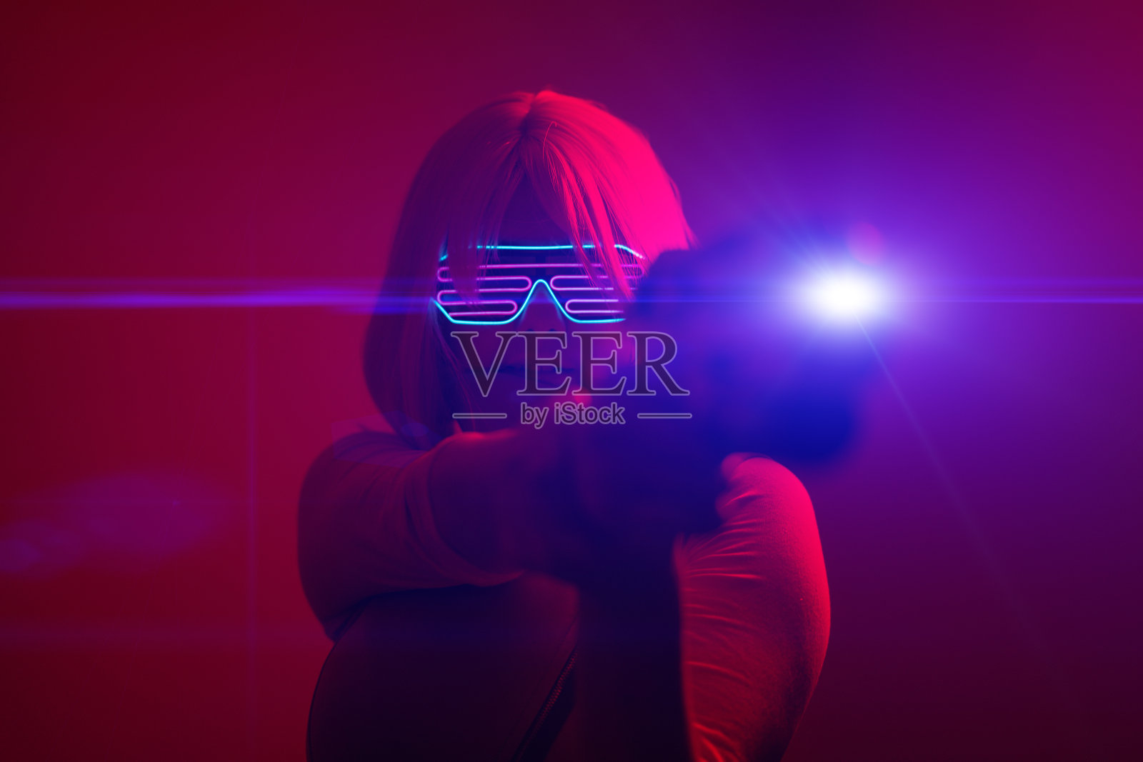 未来主义的战斗中带着爆破枪的女孩。概念虚拟现实、网络游戏。照片摄影图片