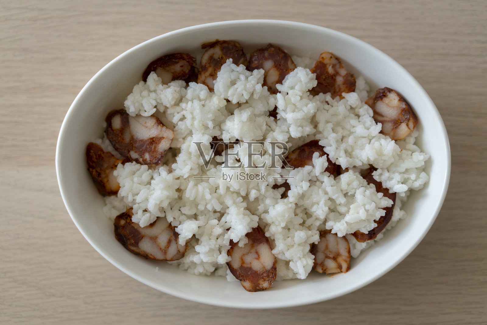 米饭配香肠,准备烘烤照片摄影图片