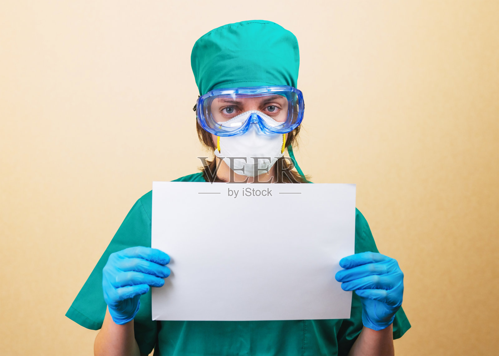 女医生手里拿着一张白纸。照片摄影图片