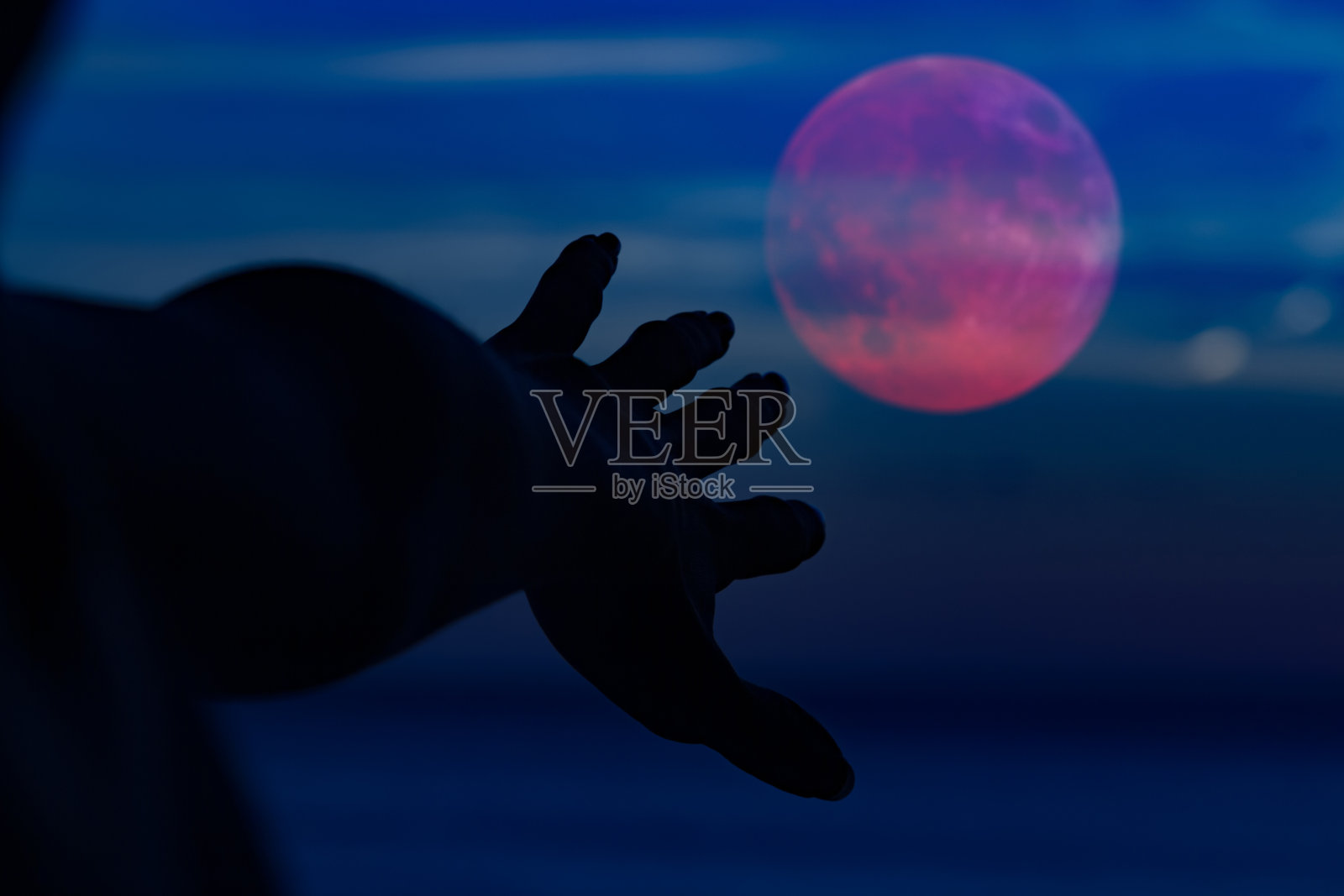 女性的手伸向天空和海面照片摄影图片