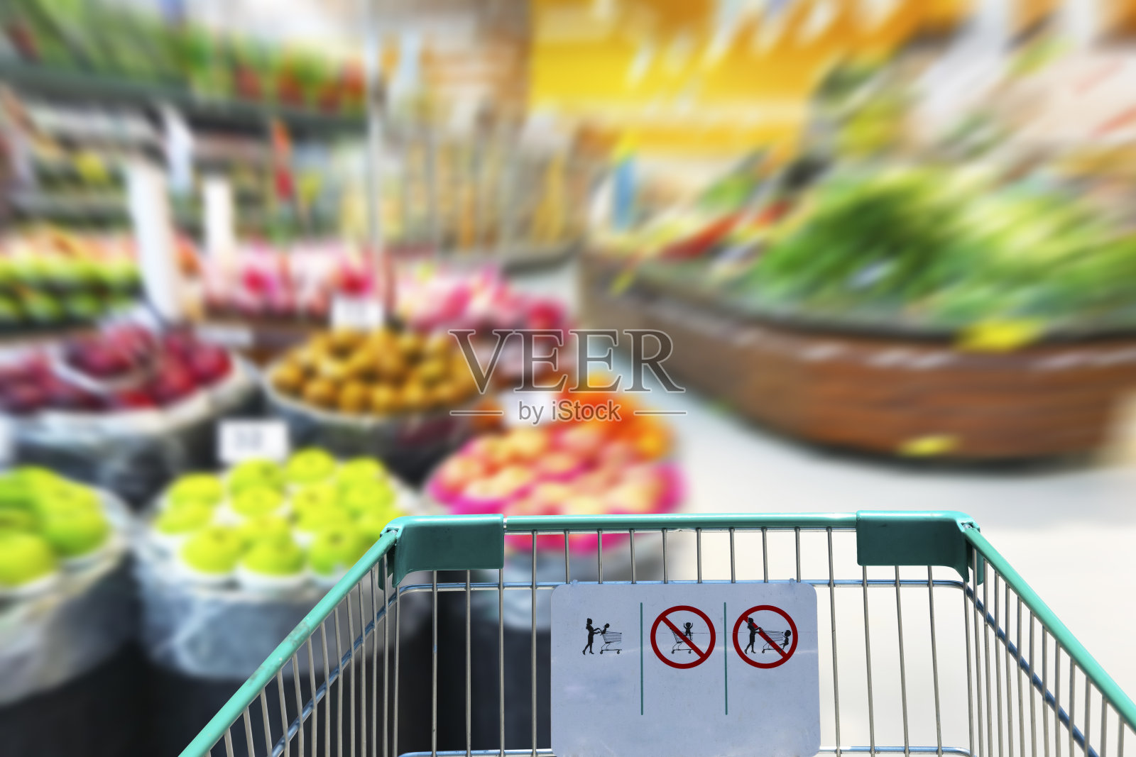 超市里空荡荡的购物车和模糊的背景照片摄影图片